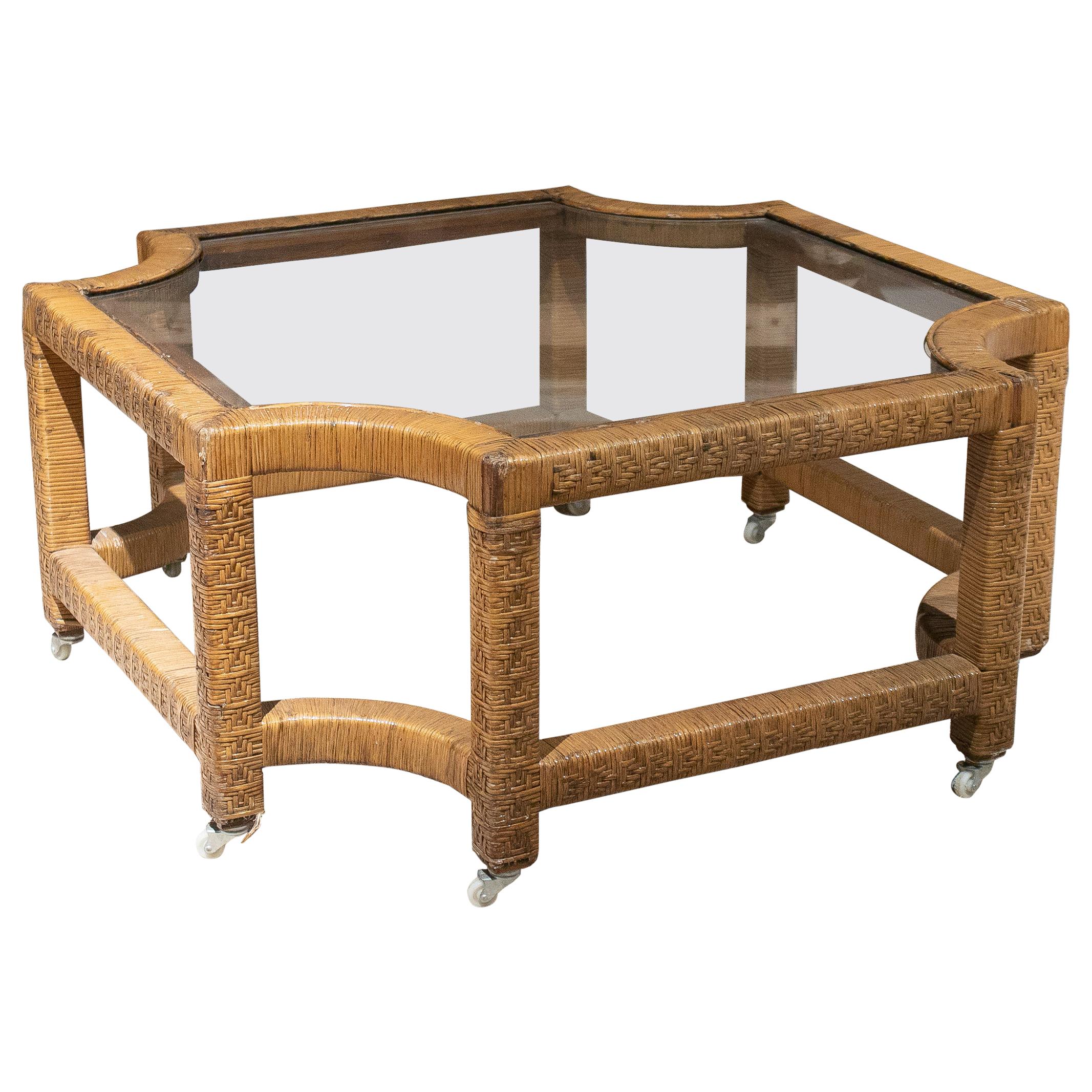 Table basse espagnole des années 1950 en osier et bois tissé à la main en vente