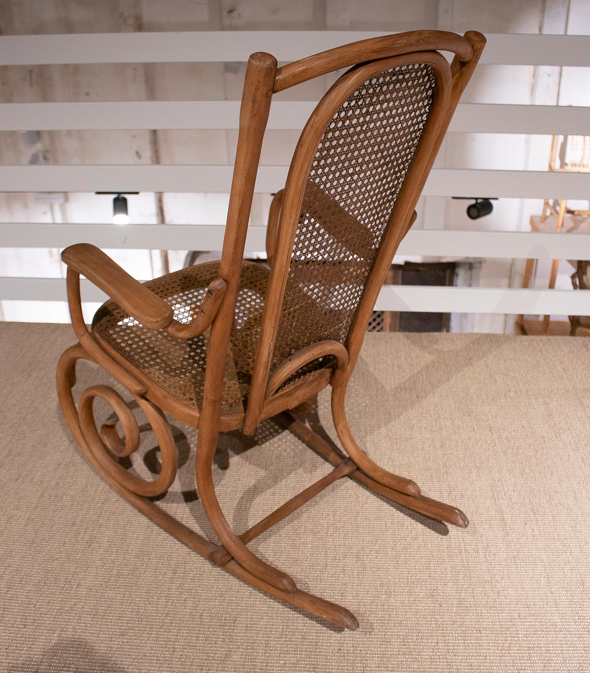 Fauteuil à bascule espagnol en osier tressé à la main des années 1950 Bon état - En vente à Marbella, ES