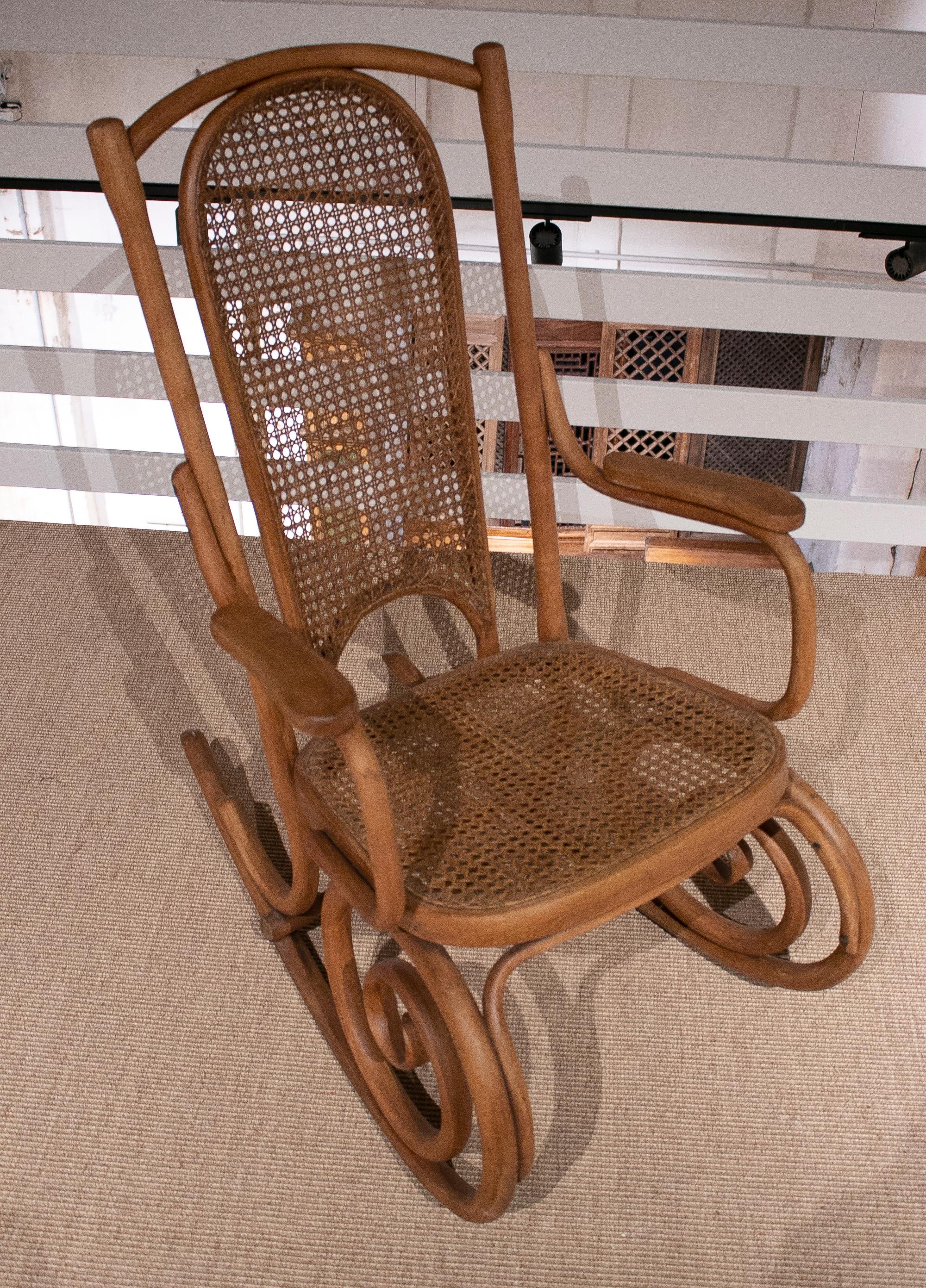 1950s Spanish Hand Woven Wicker Wooden Rocking Chair In Good Condition For Sale In Marbella, ES