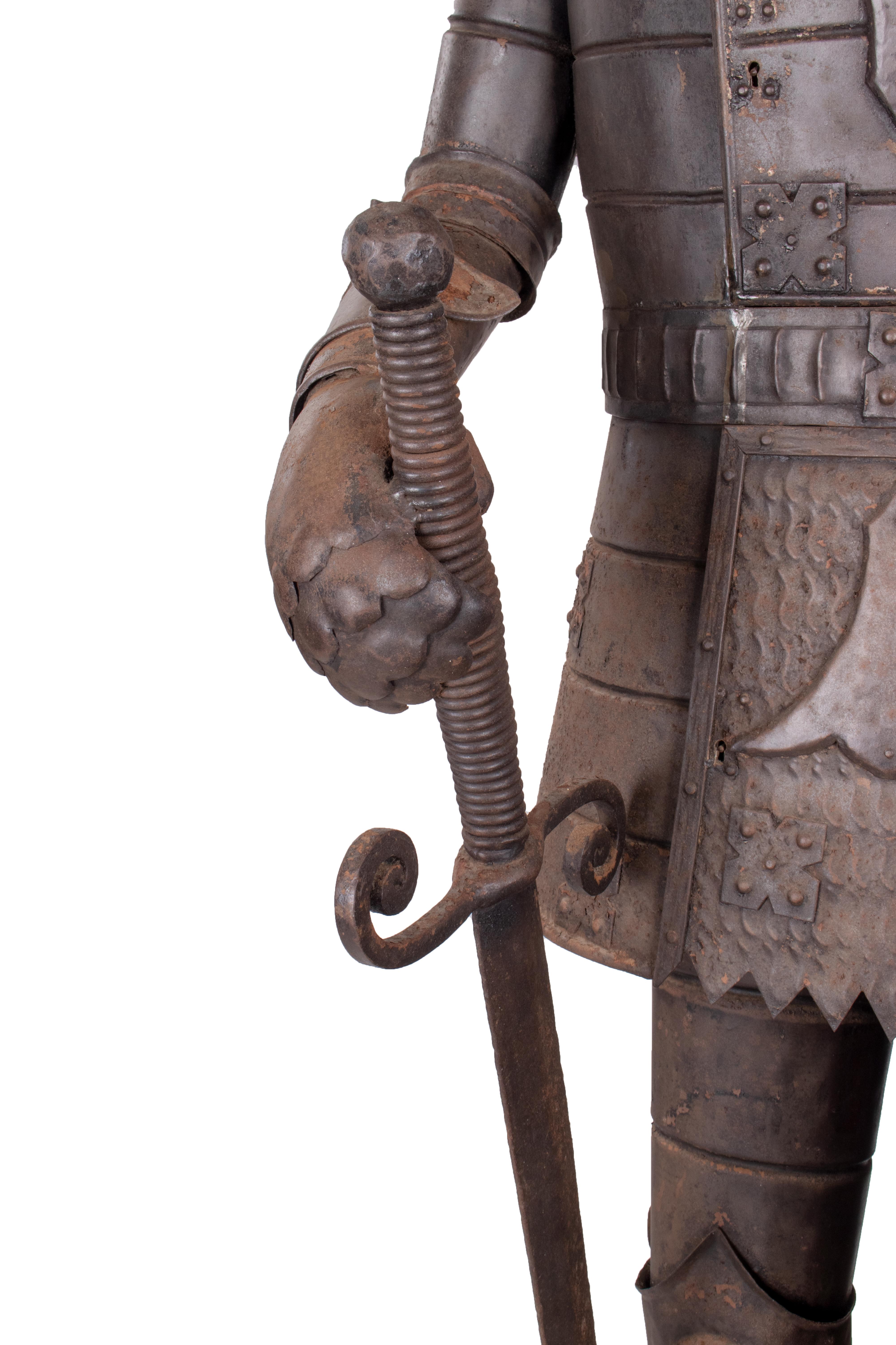1950s Spanish Iron Suit of Armour on a Green Serpentine Marble Pedestal For Sale 3