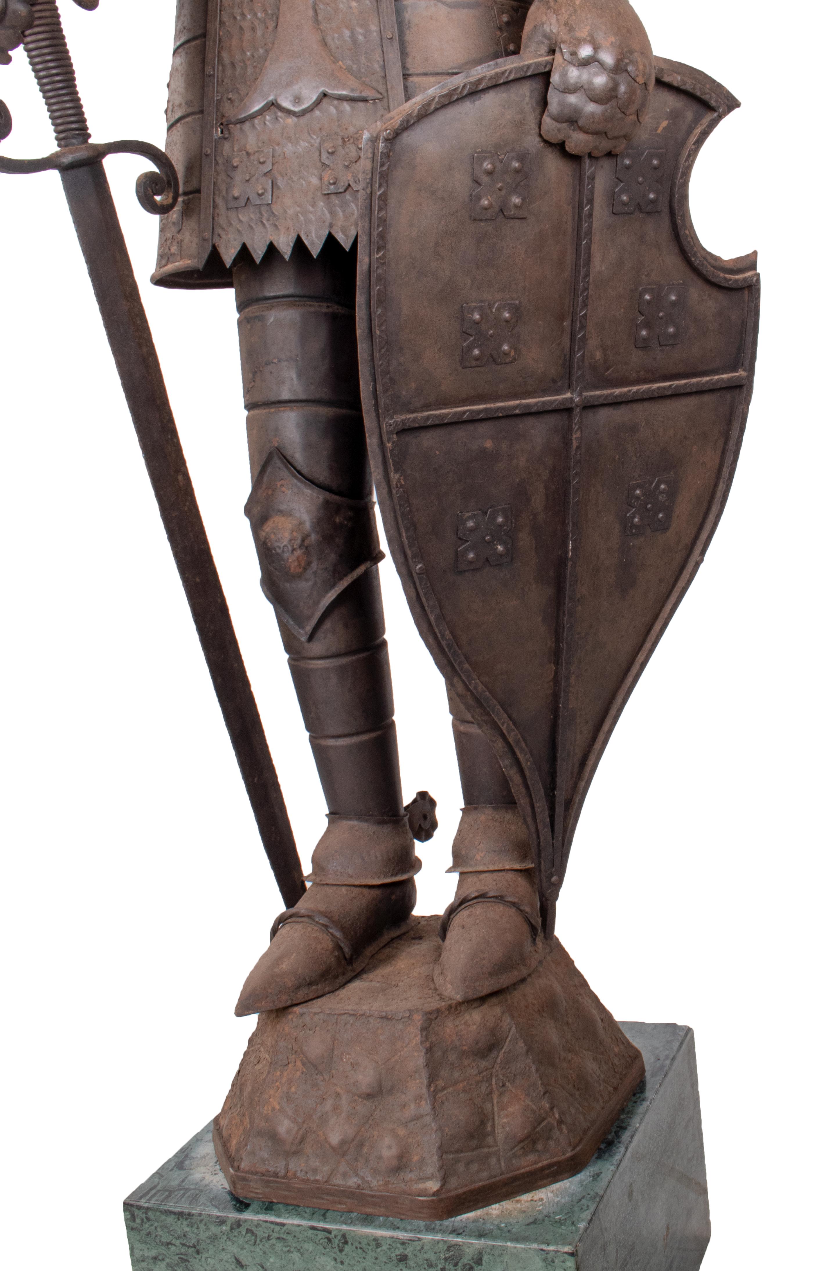 1950s Spanish Iron Suit of Armour on a Green Serpentine Marble Pedestal For Sale 4