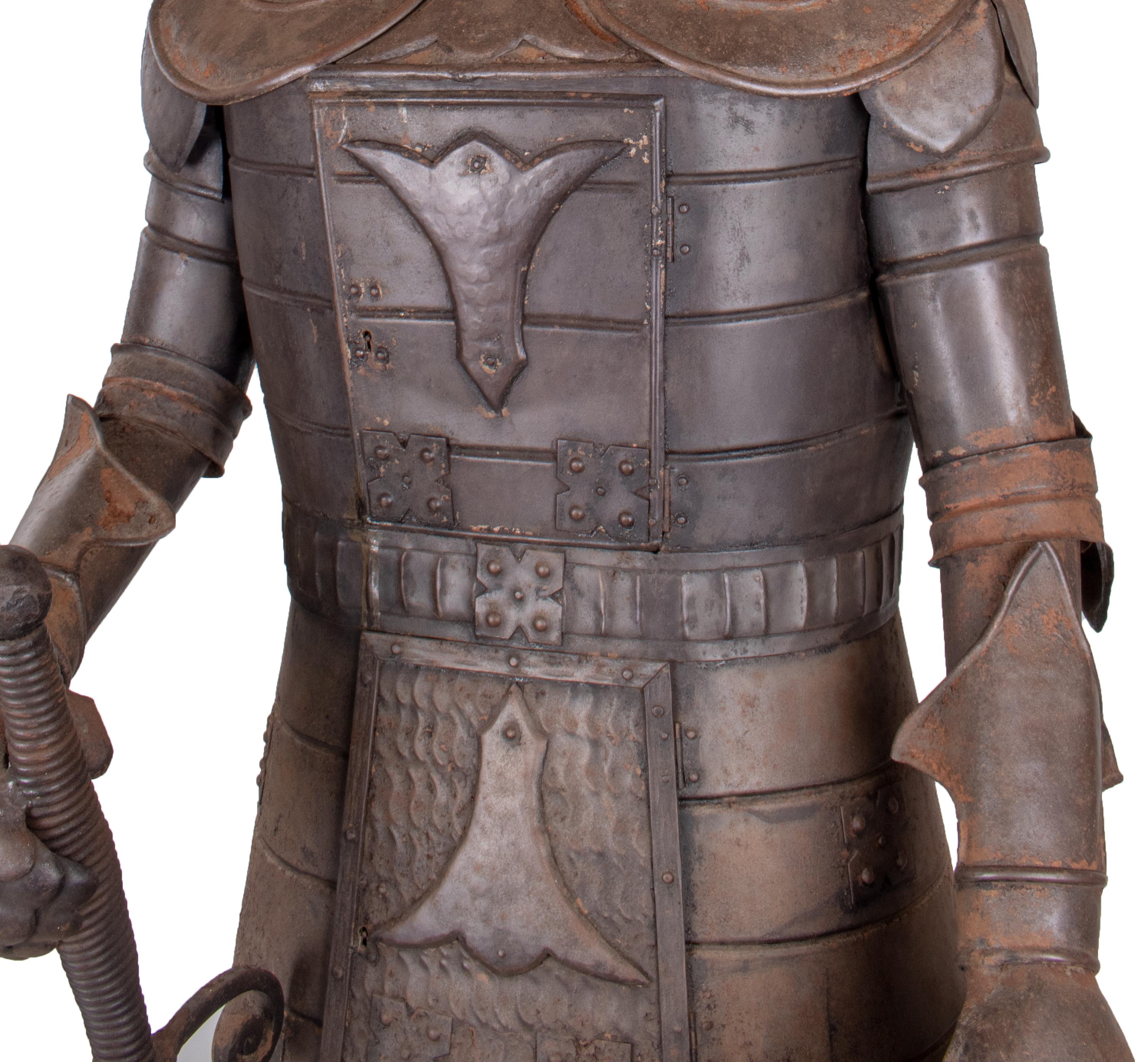 1950s Spanish Iron Suit of Armour on a Green Serpentine Marble Pedestal For Sale 5