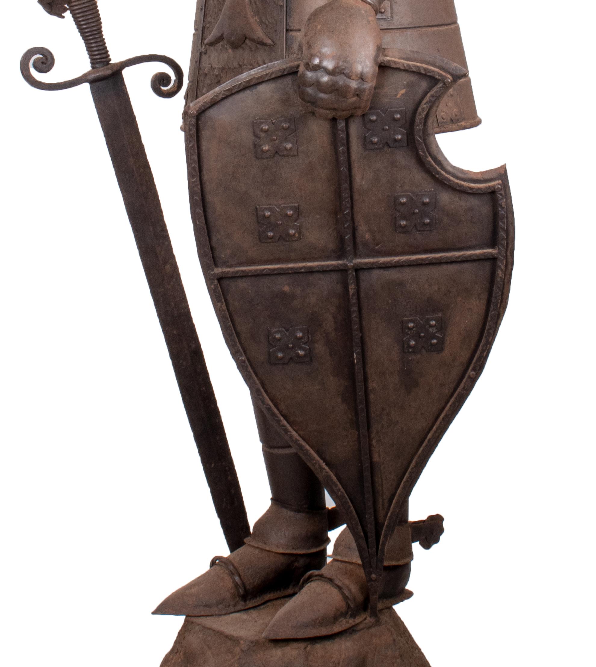 1950s Spanish Iron Suit of Armour on a Green Serpentine Marble Pedestal For Sale 6