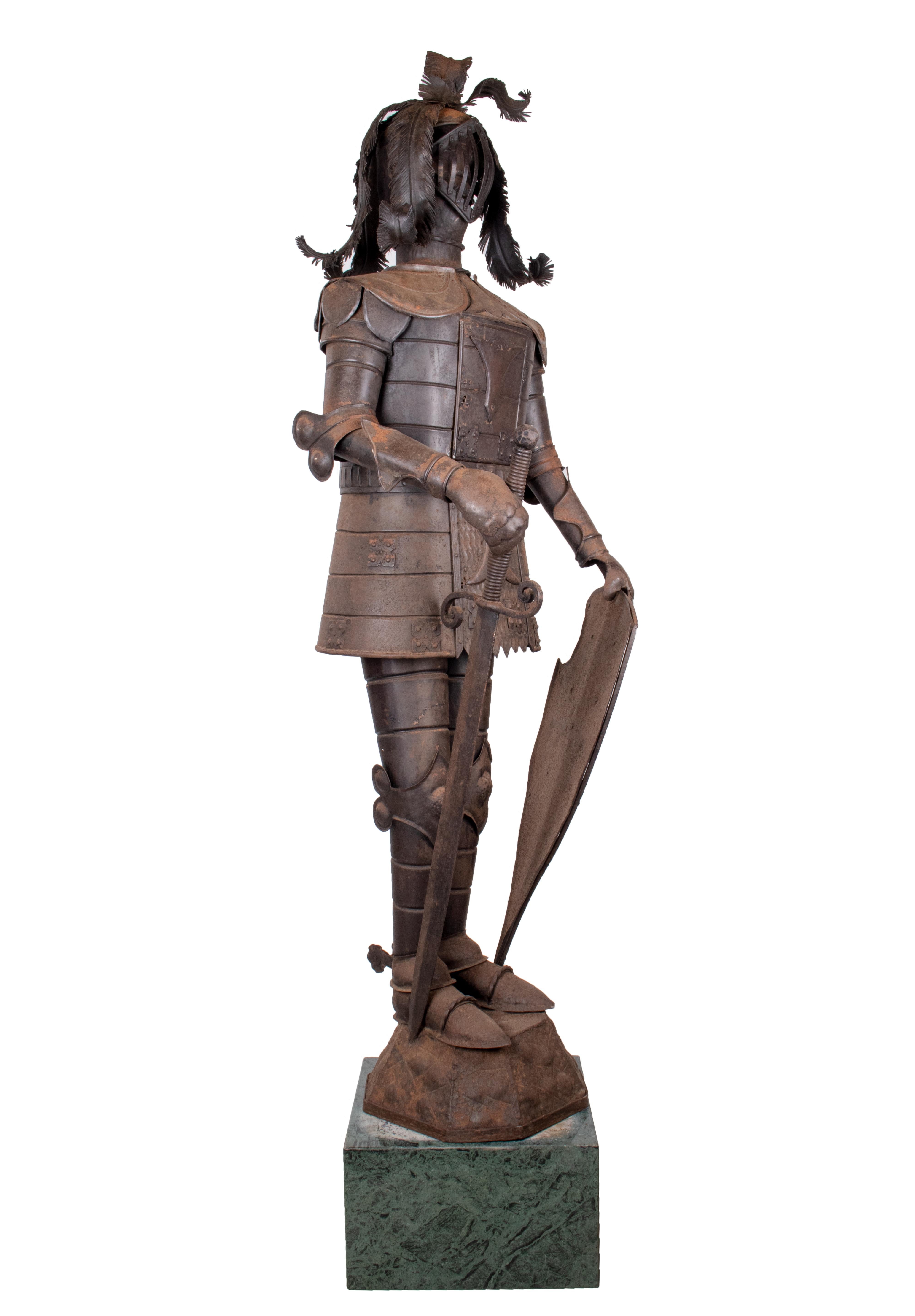 1950s Spanish Iron Suit of Armour on a Green Serpentine Marble Pedestal In Good Condition For Sale In Marbella, ES