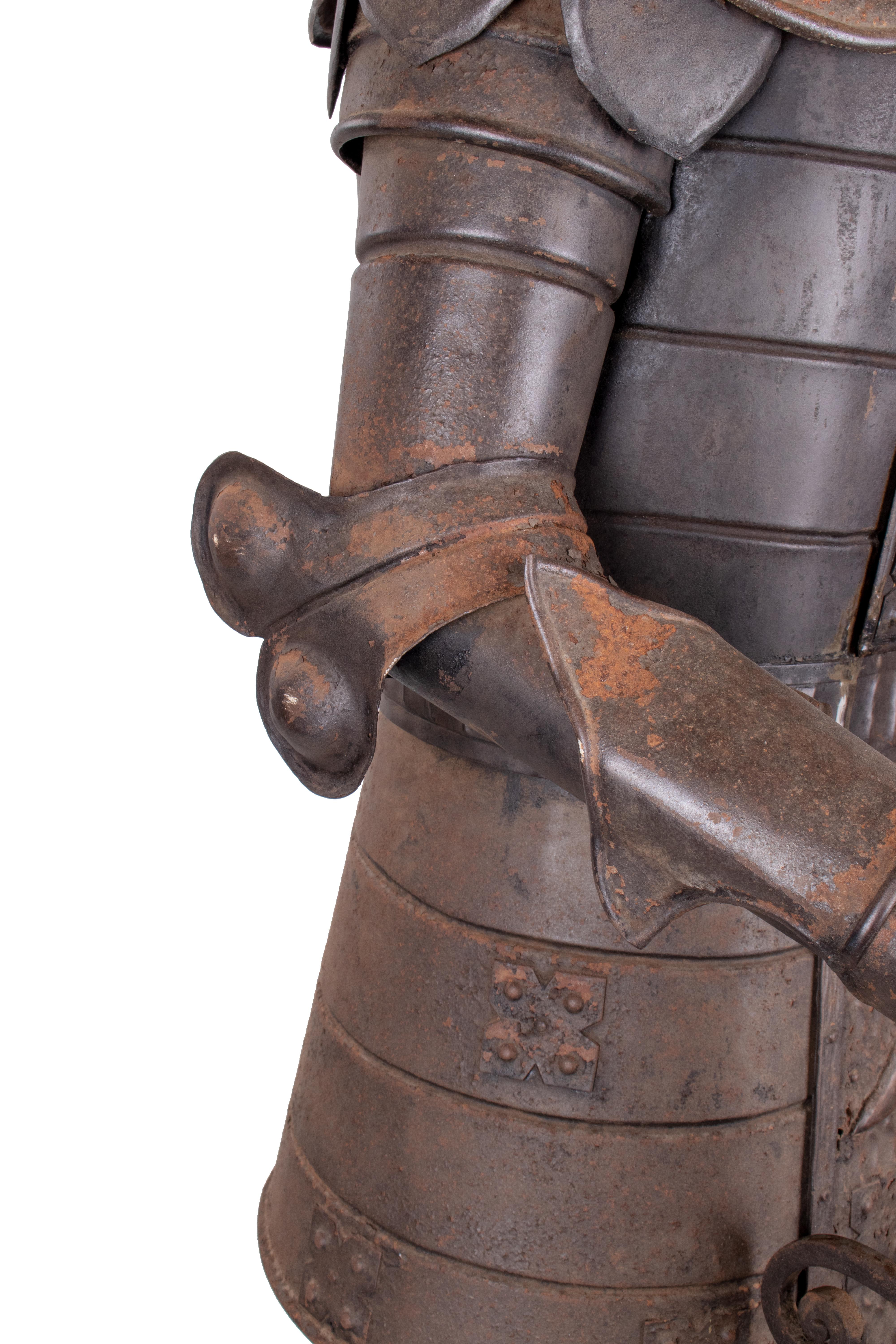 1950s Spanish Iron Suit of Armour on a Green Serpentine Marble Pedestal For Sale 1