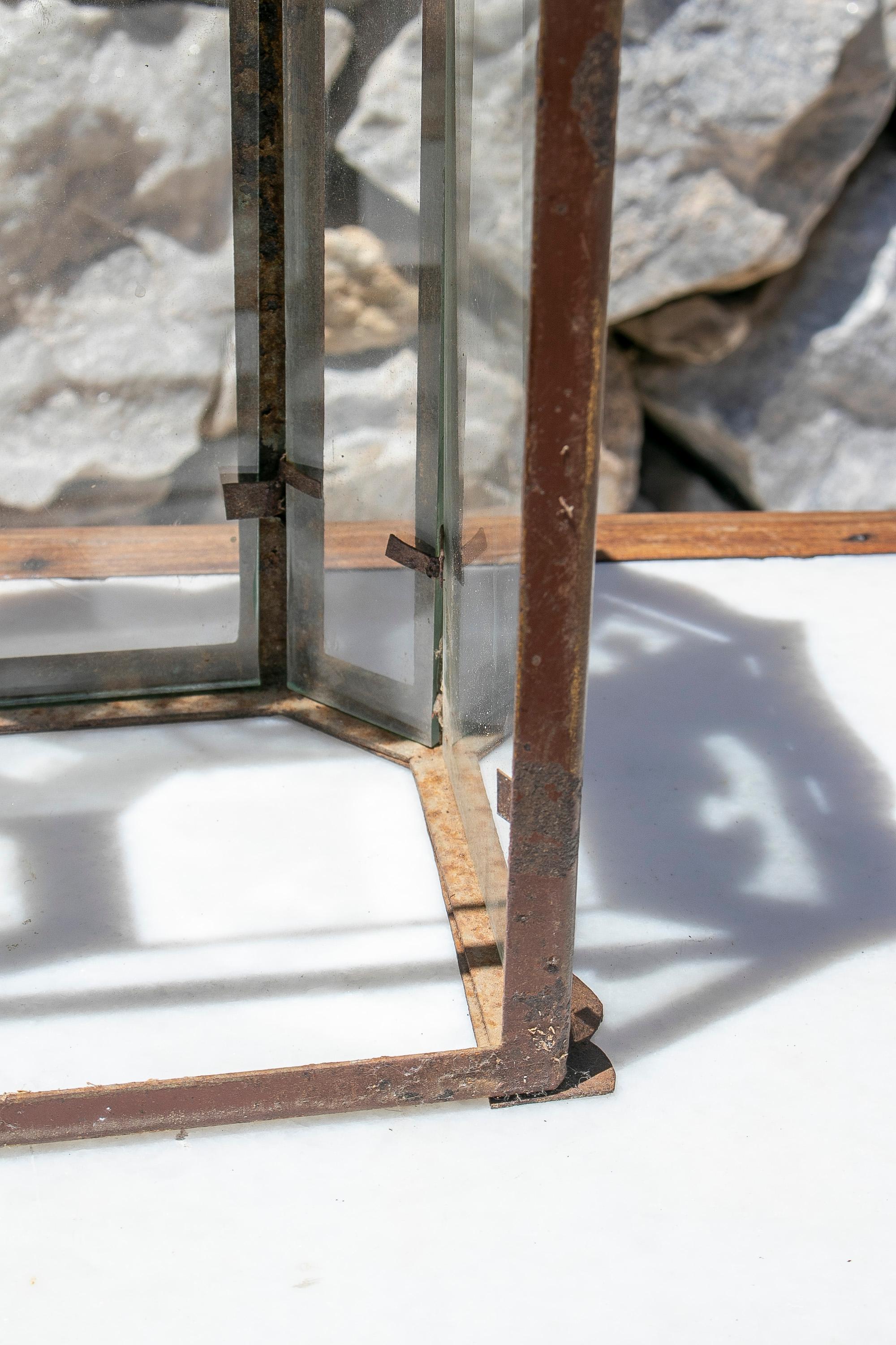 Spanische Wandlaterne aus Eisen mit Glasplatten aus den 1950er Jahren im Angebot 11