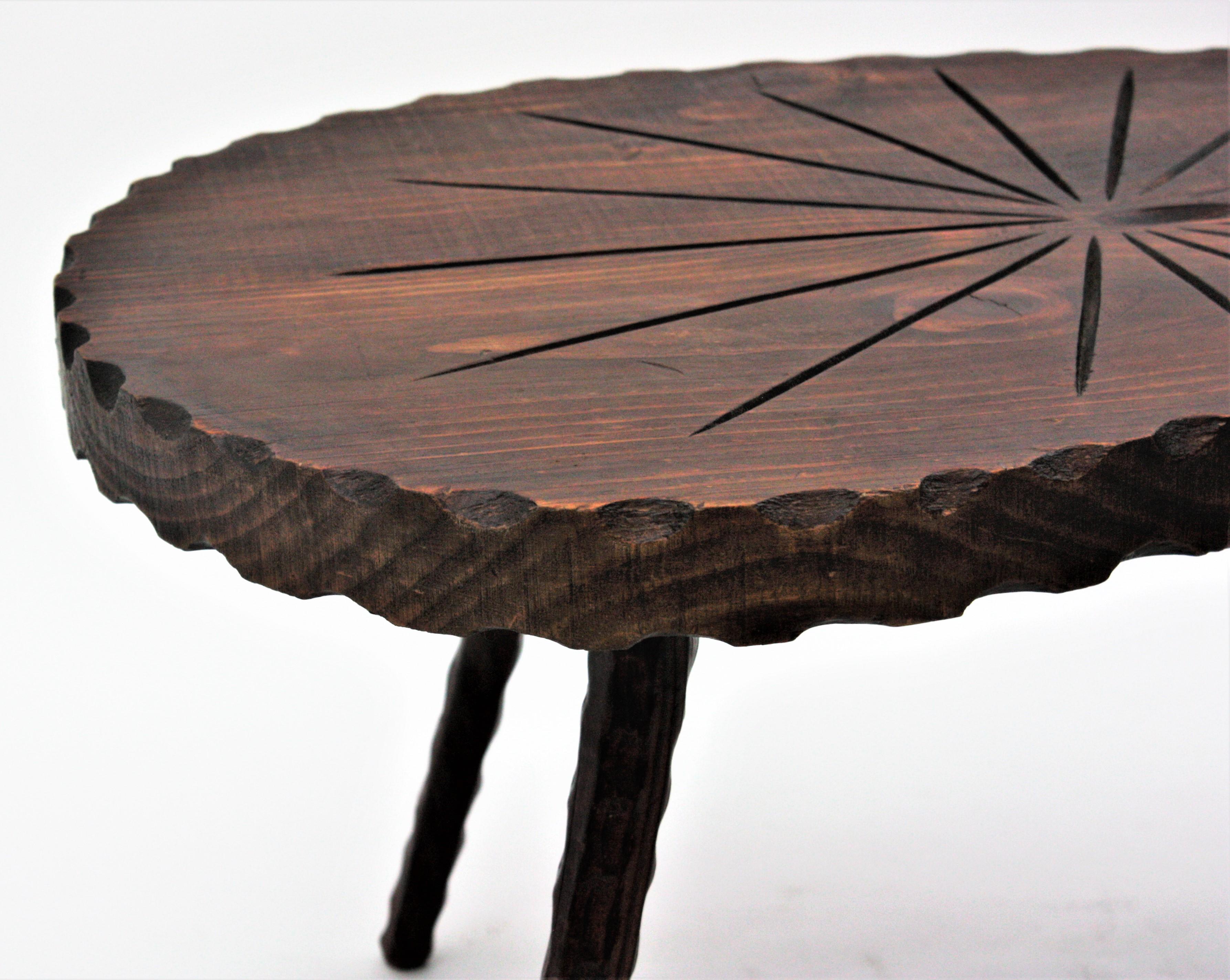 1950s Spanish Kidney Coffee Table in Carved Wood In Good Condition For Sale In Barcelona, ES