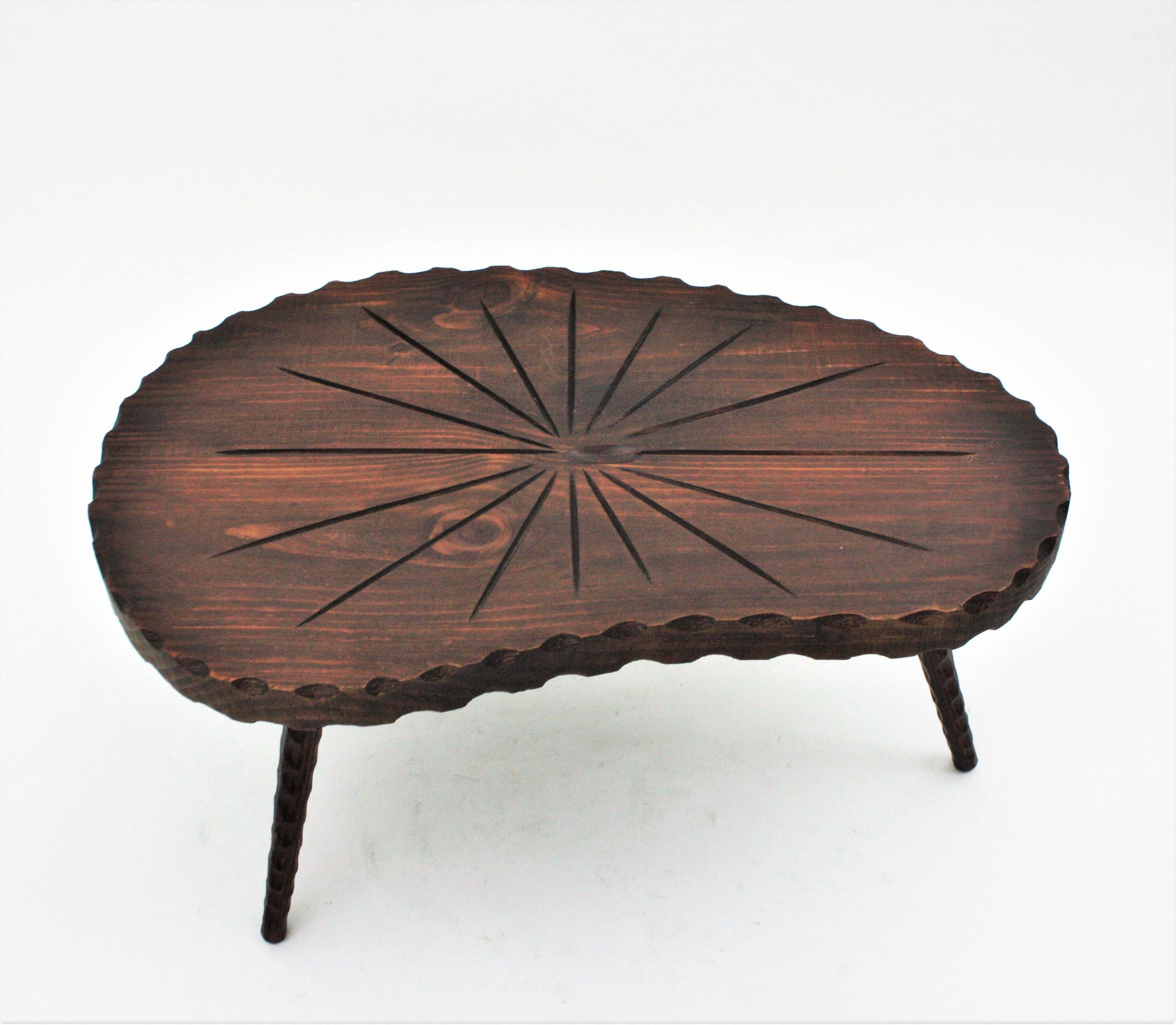 1950s Spanish Kidney Coffee Table in Carved Wood For Sale 1