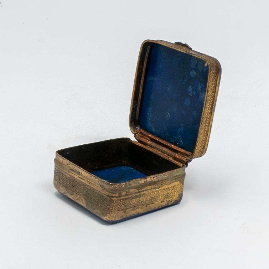 1950s Spanish Lapislazuli Top Trinket Metal Box with Engraved Decoration For Sale 2