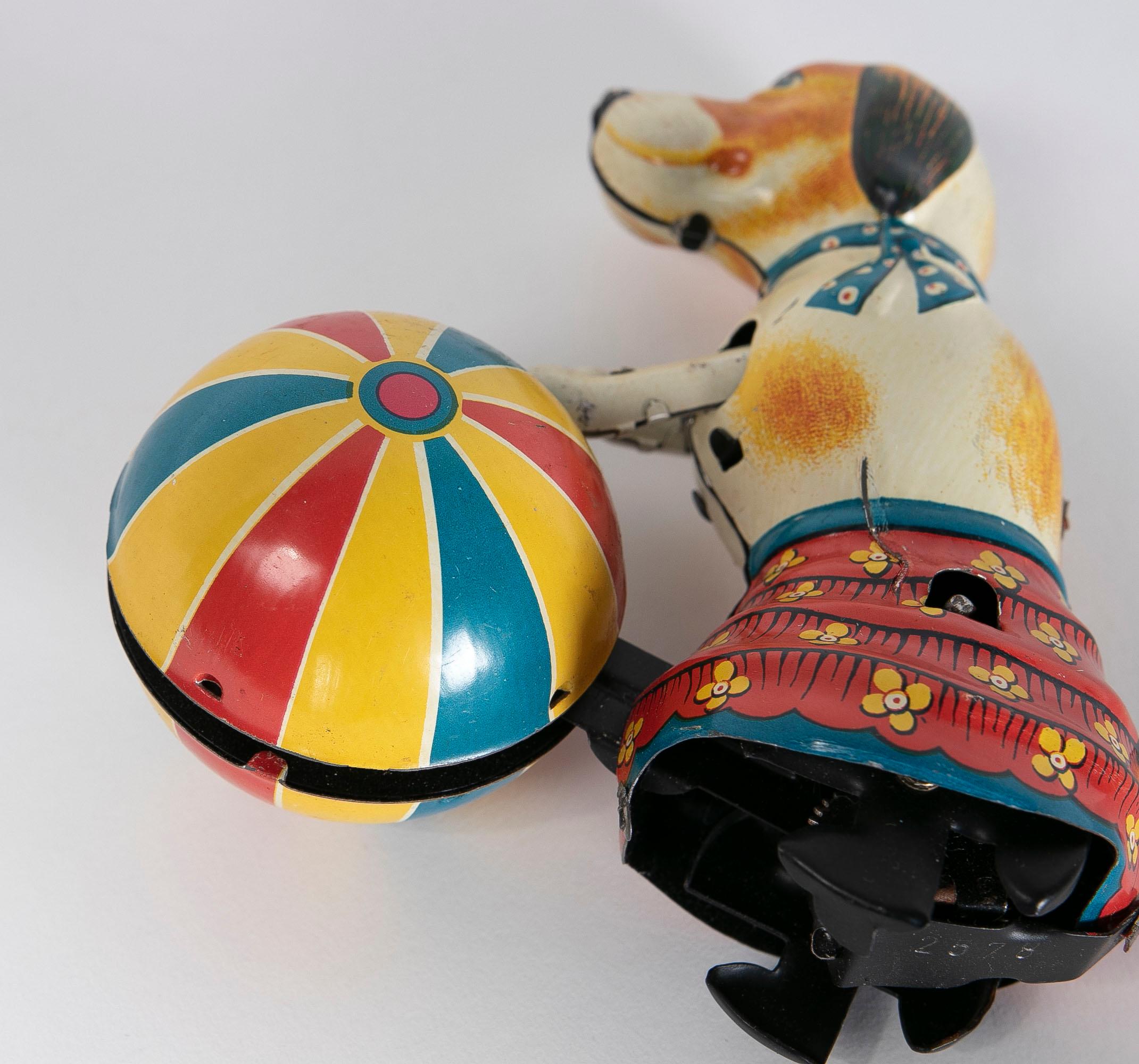 1950er Jahre Spanisches Metall-Hundespielzeug mit Ball  im Angebot 7