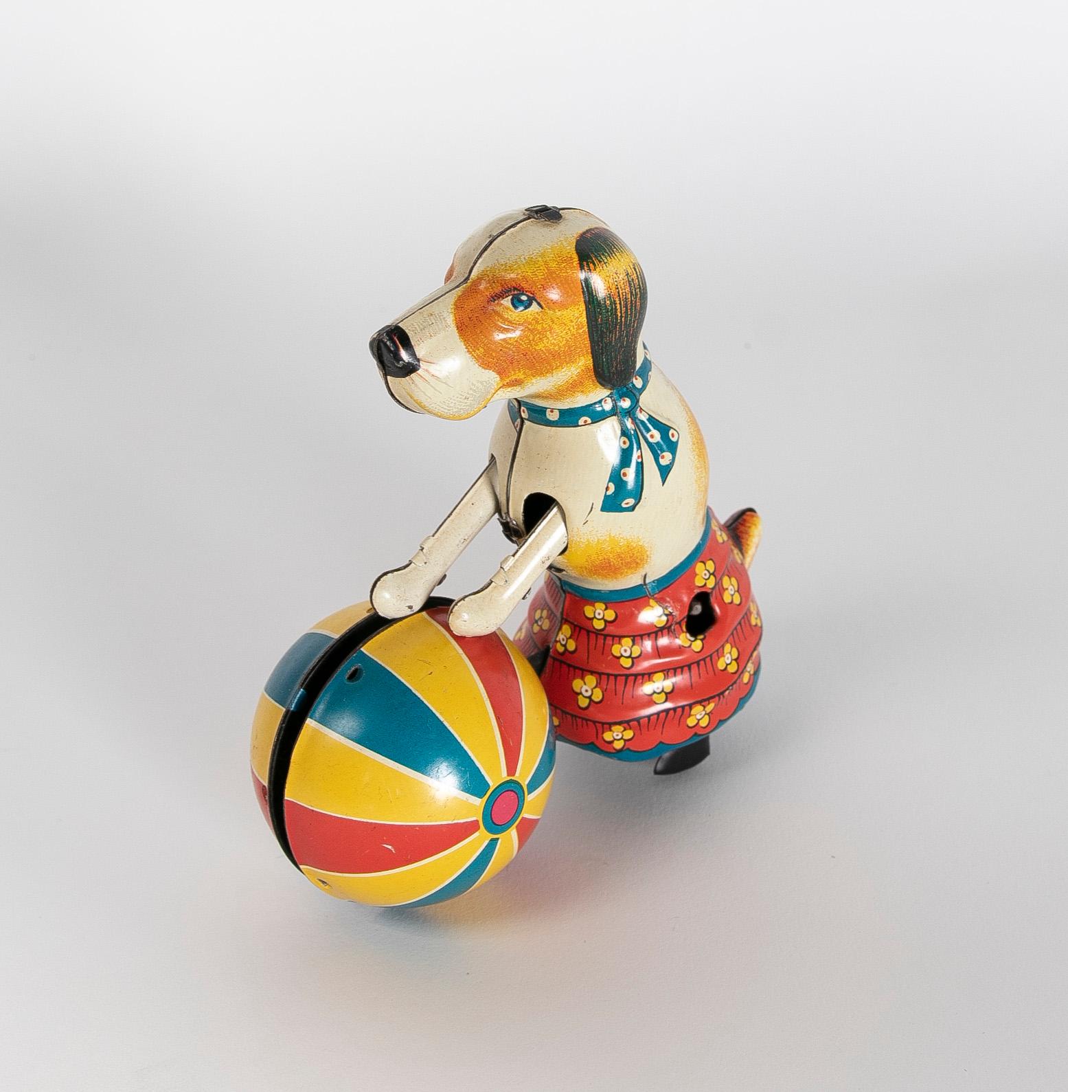 1950er Jahre Spanisches Metall-Hundespielzeug mit Ball  (20. Jahrhundert) im Angebot