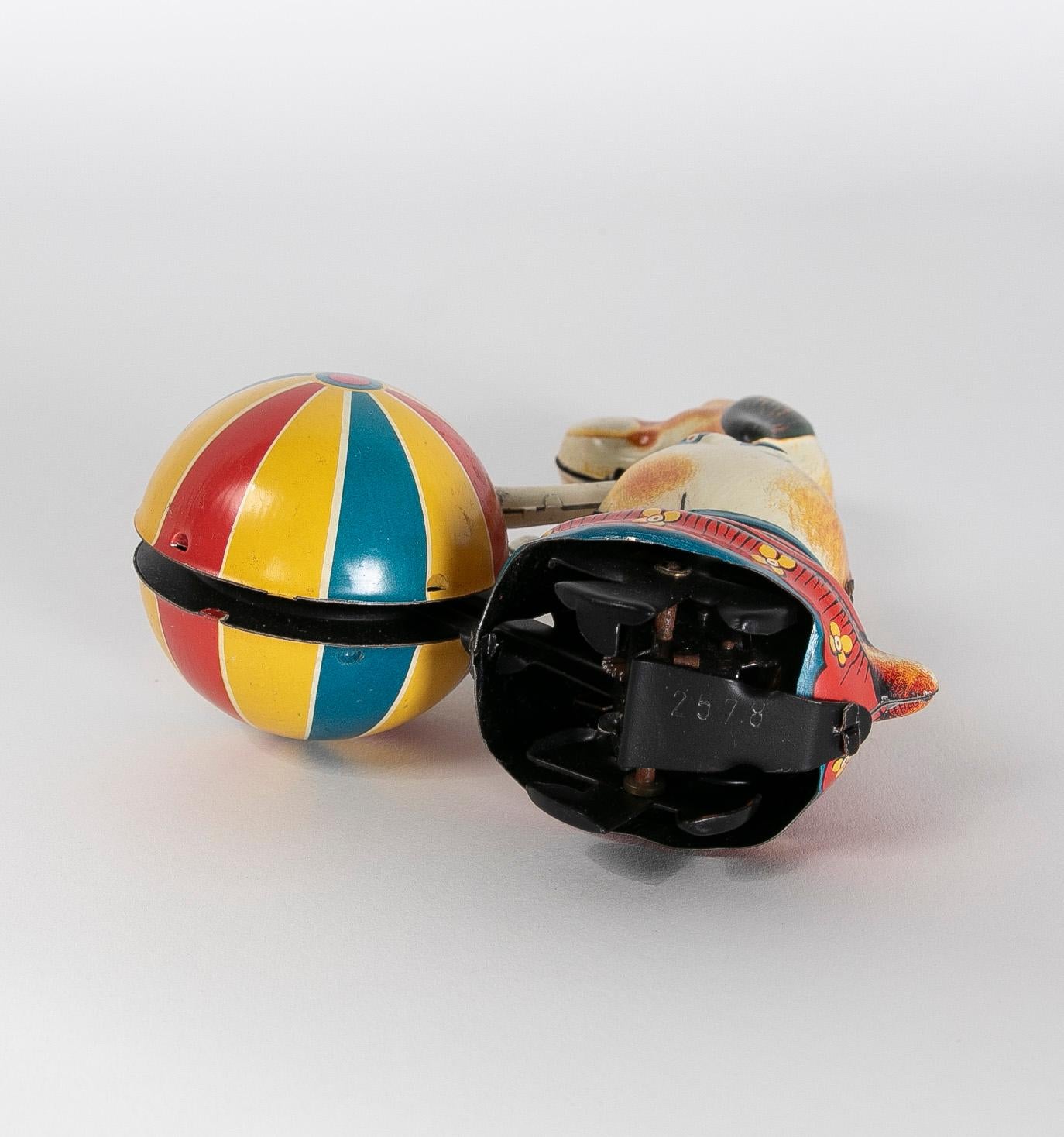 1950er Jahre Spanisches Metall-Hundespielzeug mit Ball  im Angebot 5