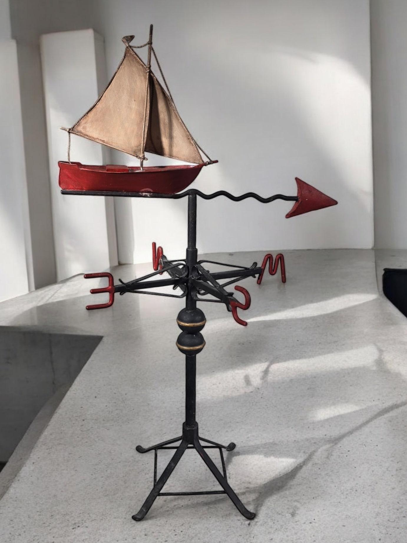 Un'affascinante e decorativa banderuola spagnola degli anni '50, realizzata in metallo verniciato. Questo pezzo vintage ha un design classico che lo rende un'ottima aggiunta a giardini, tetti o come elemento decorativo unico per gli spazi