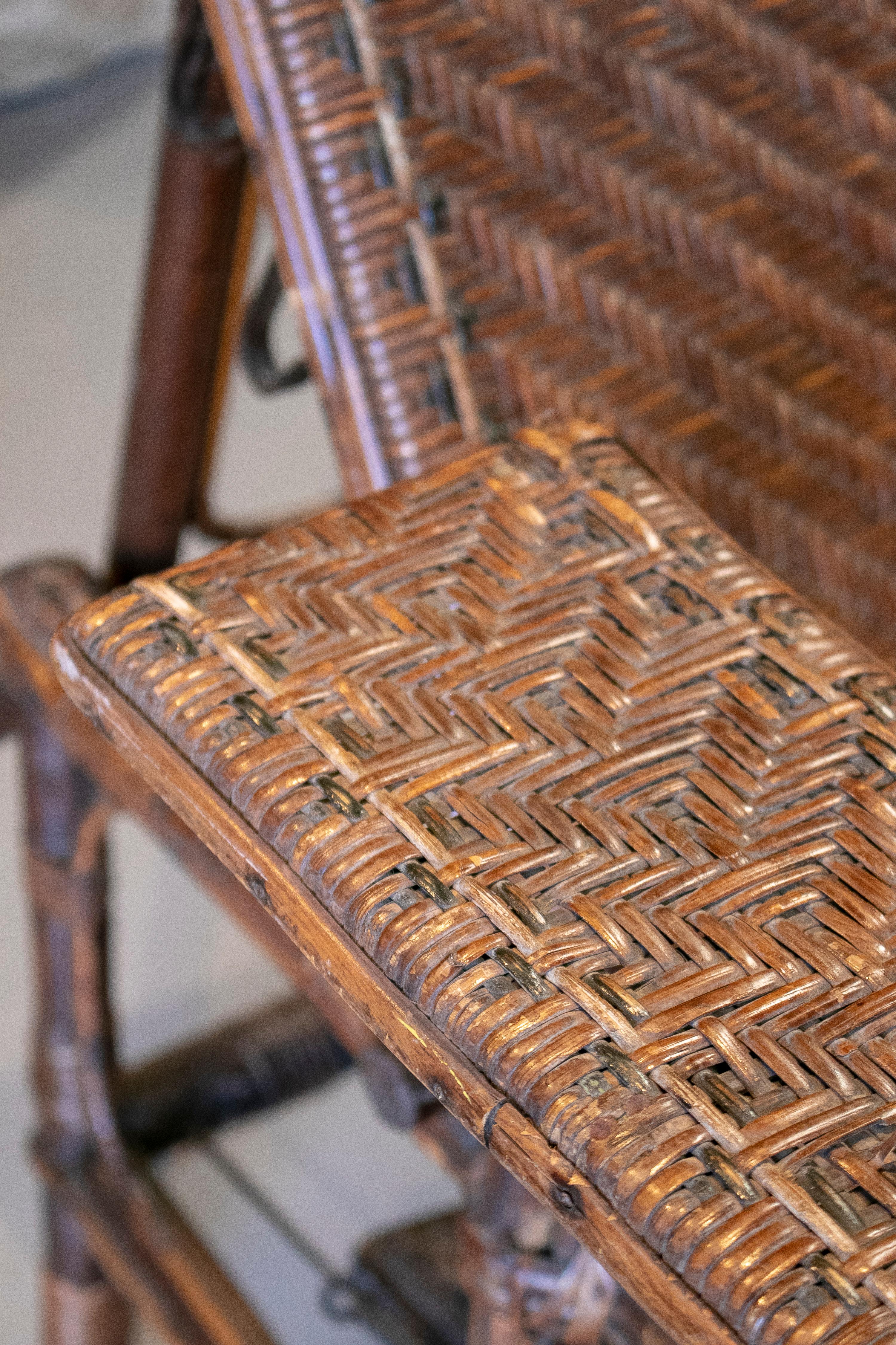 1950s Spanish Outdoor Wicker and Bamboo Arm Chaise-Longue For Sale 7