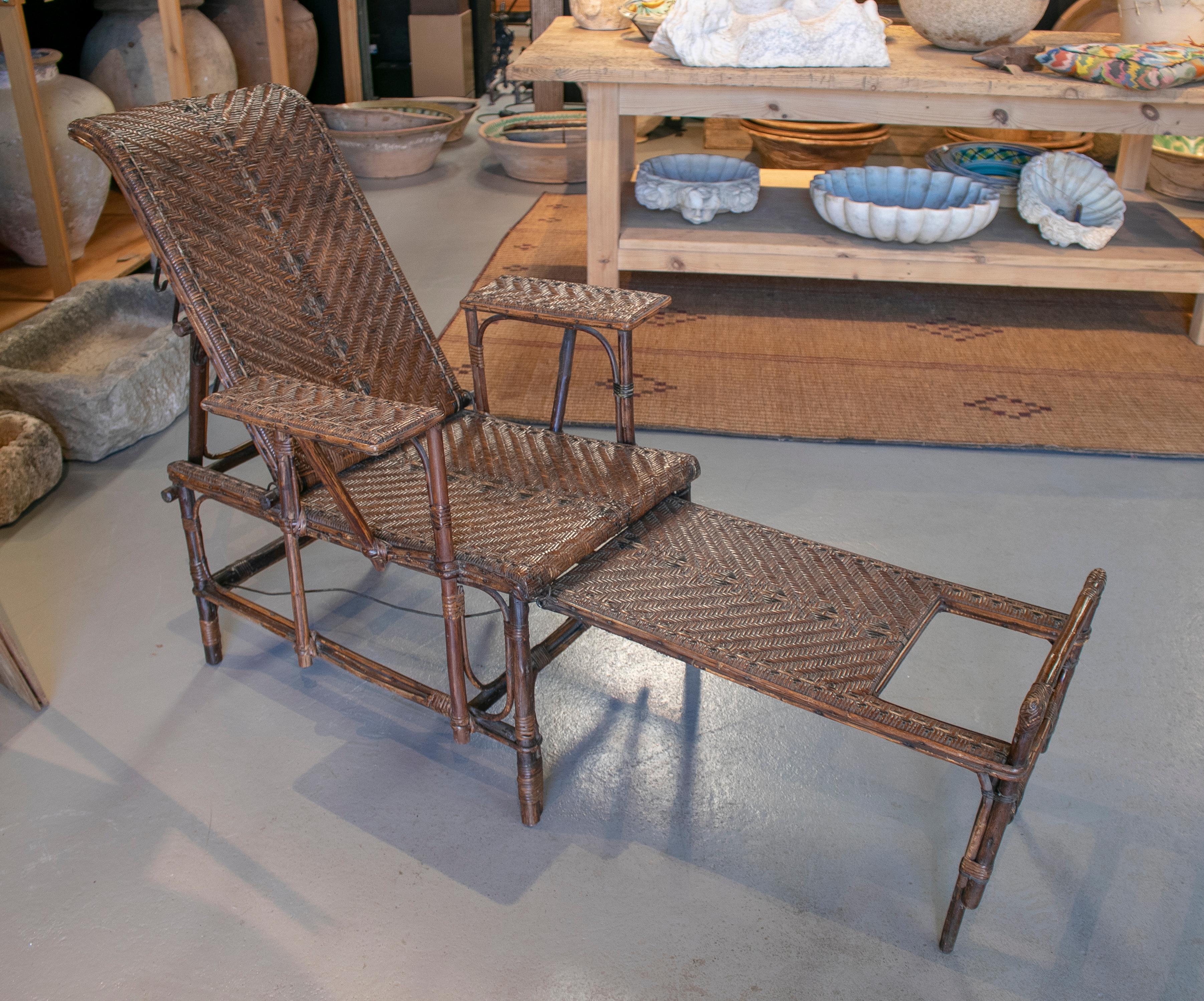 1950s Spanish Outdoor Wicker and Bamboo Arm Chaise-Longue In Good Condition For Sale In Marbella, ES