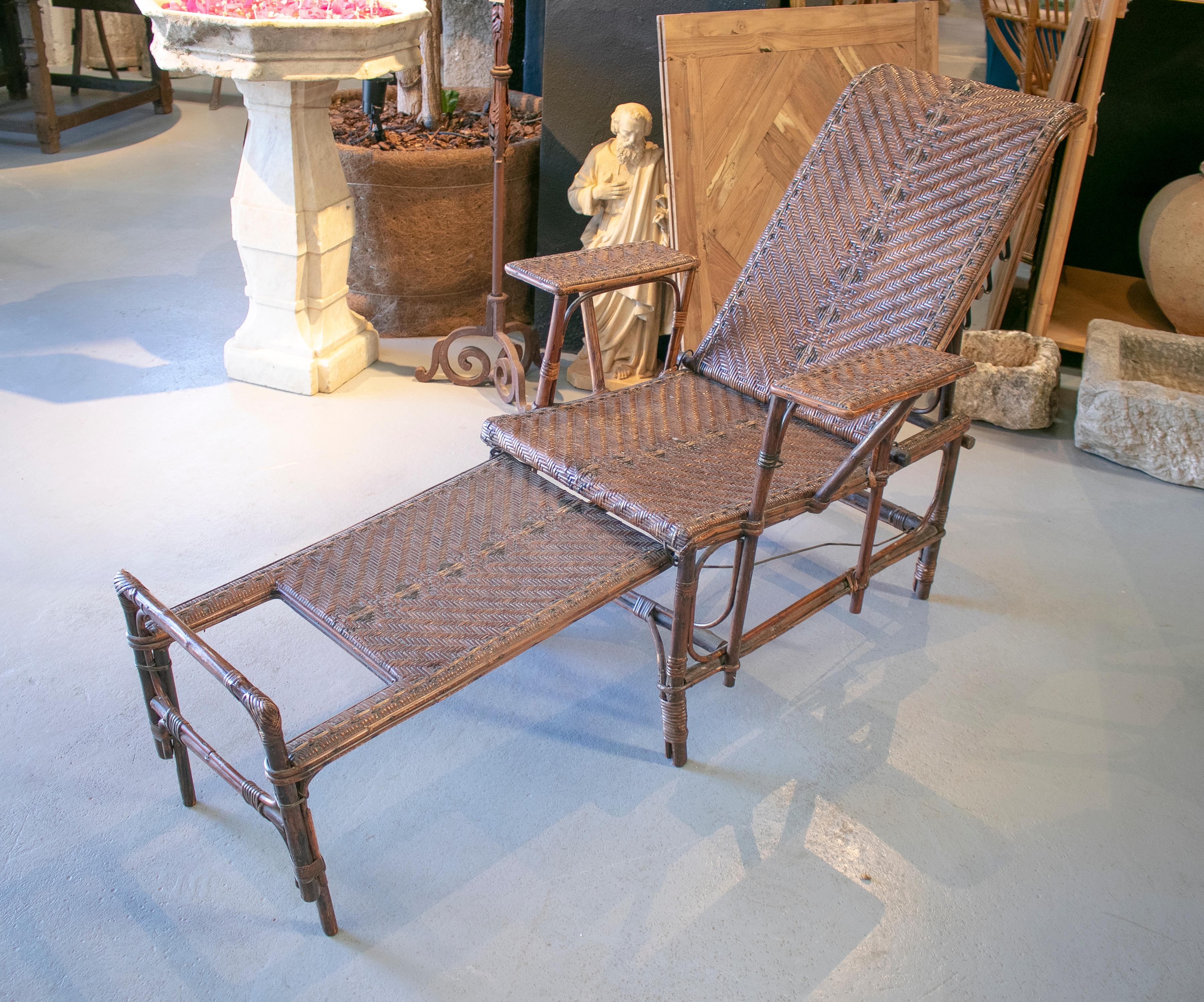 1950s Spanish Outdoor Wicker and Bamboo Arm Chaise-Longue For Sale 1
