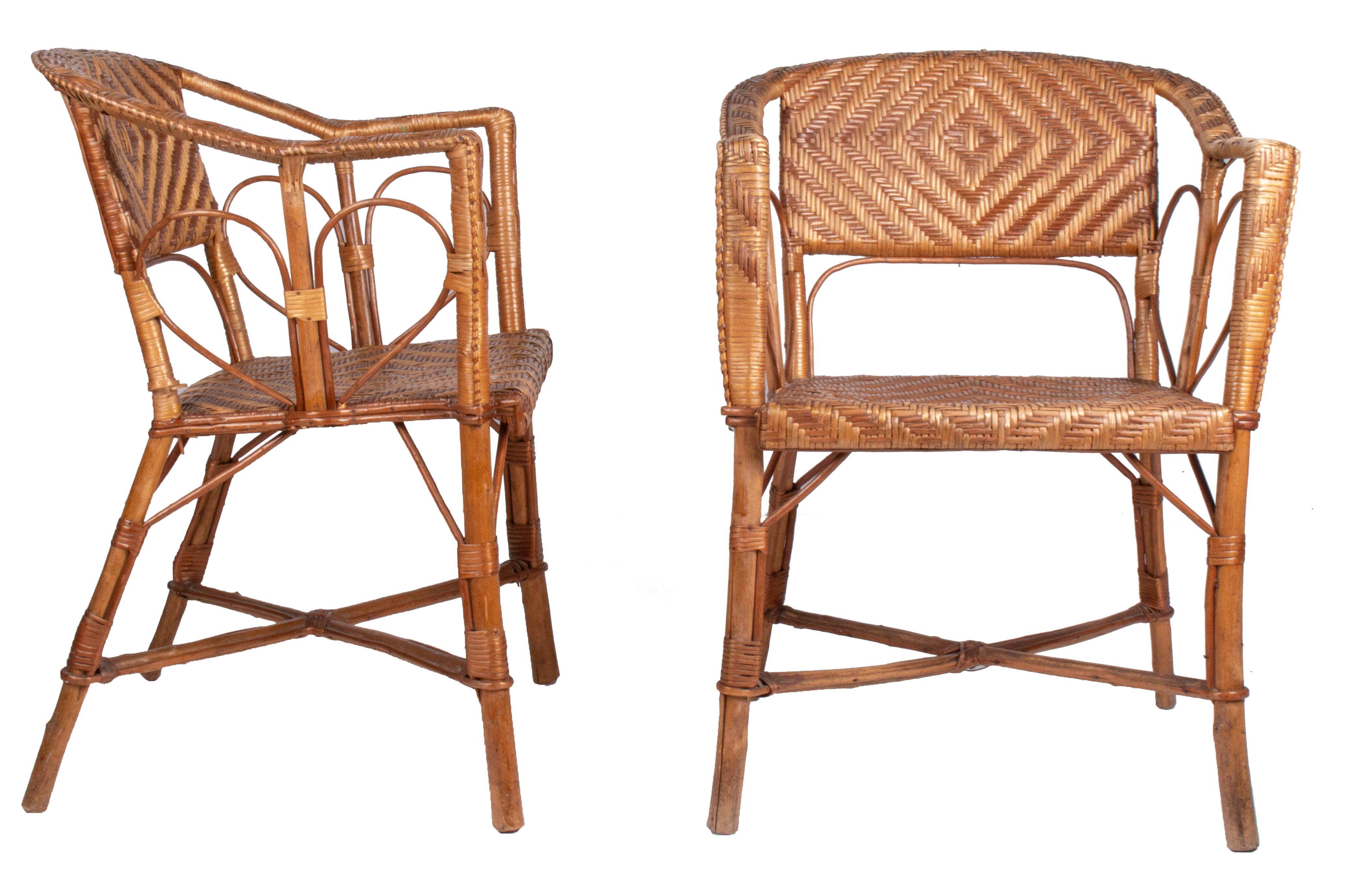 paire de chaises espagnoles des années 1950 en osier sur cadre en bois.