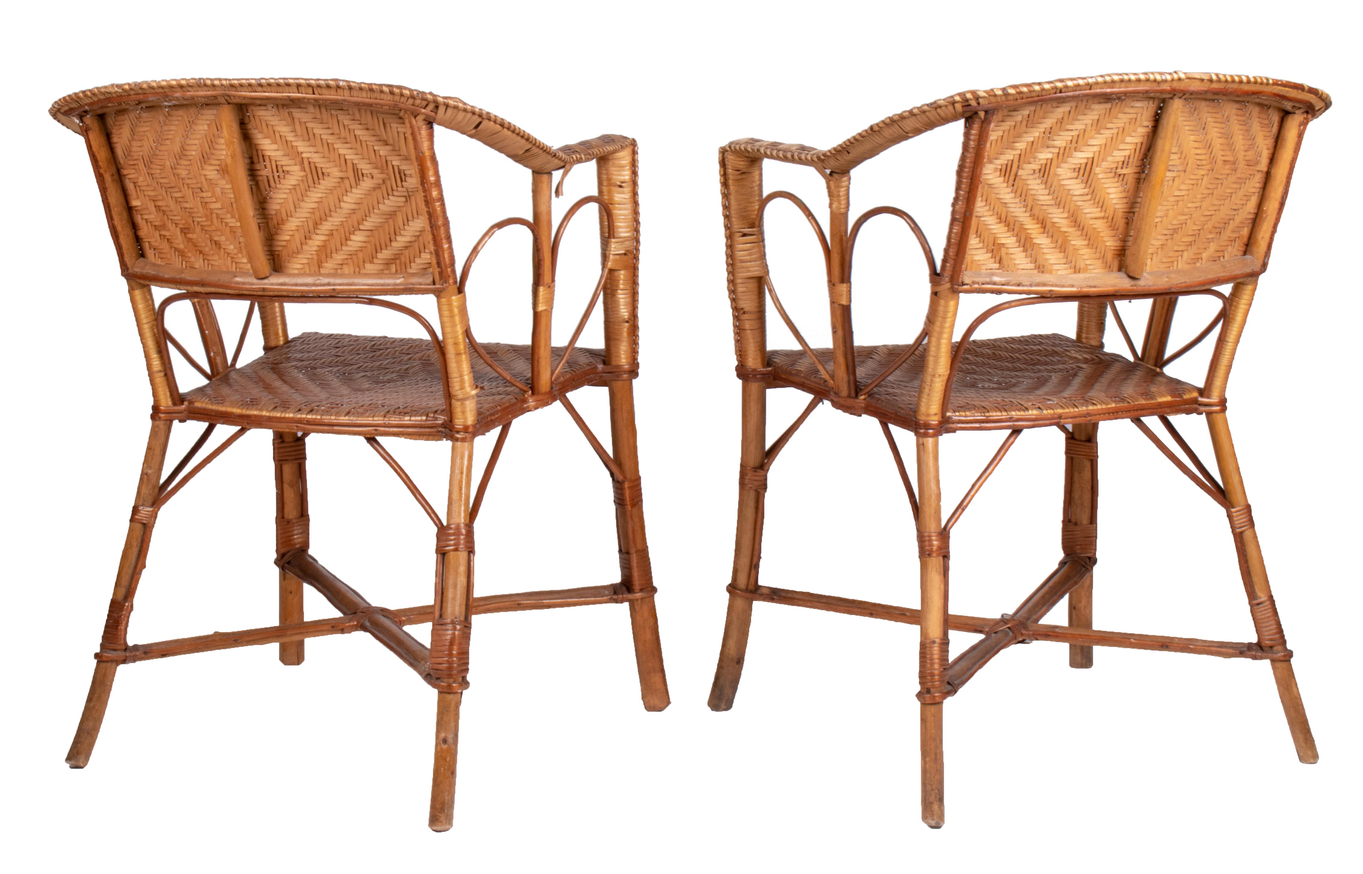Espagnol Paire de chaises espagnoles des années 1950 en osier sur cadre en bois en vente