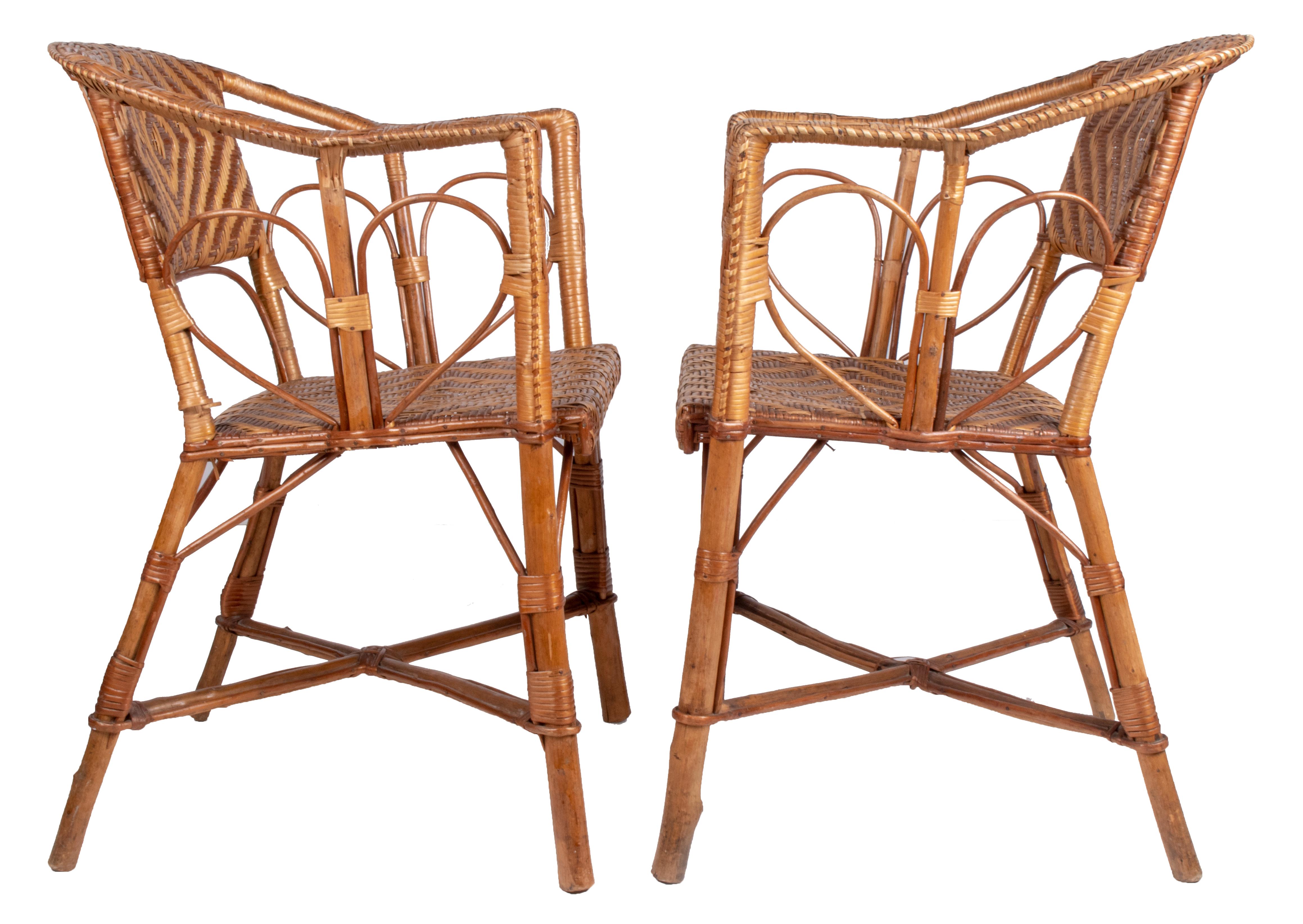 Paire de chaises espagnoles des années 1950 en osier sur cadre en bois Bon état - En vente à Marbella, ES