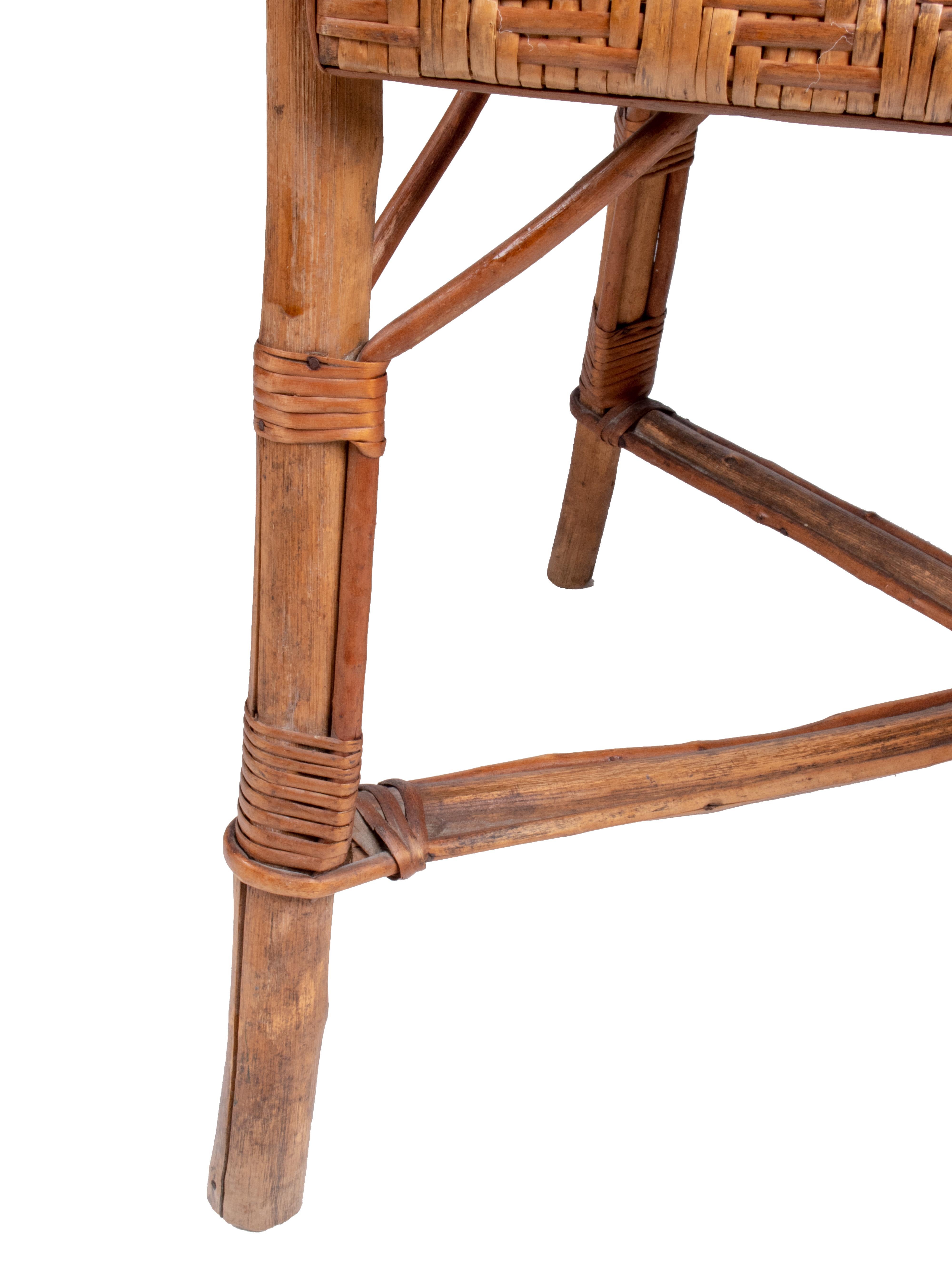 Paire de chaises espagnoles des années 1950 en osier sur cadre en bois en vente 1