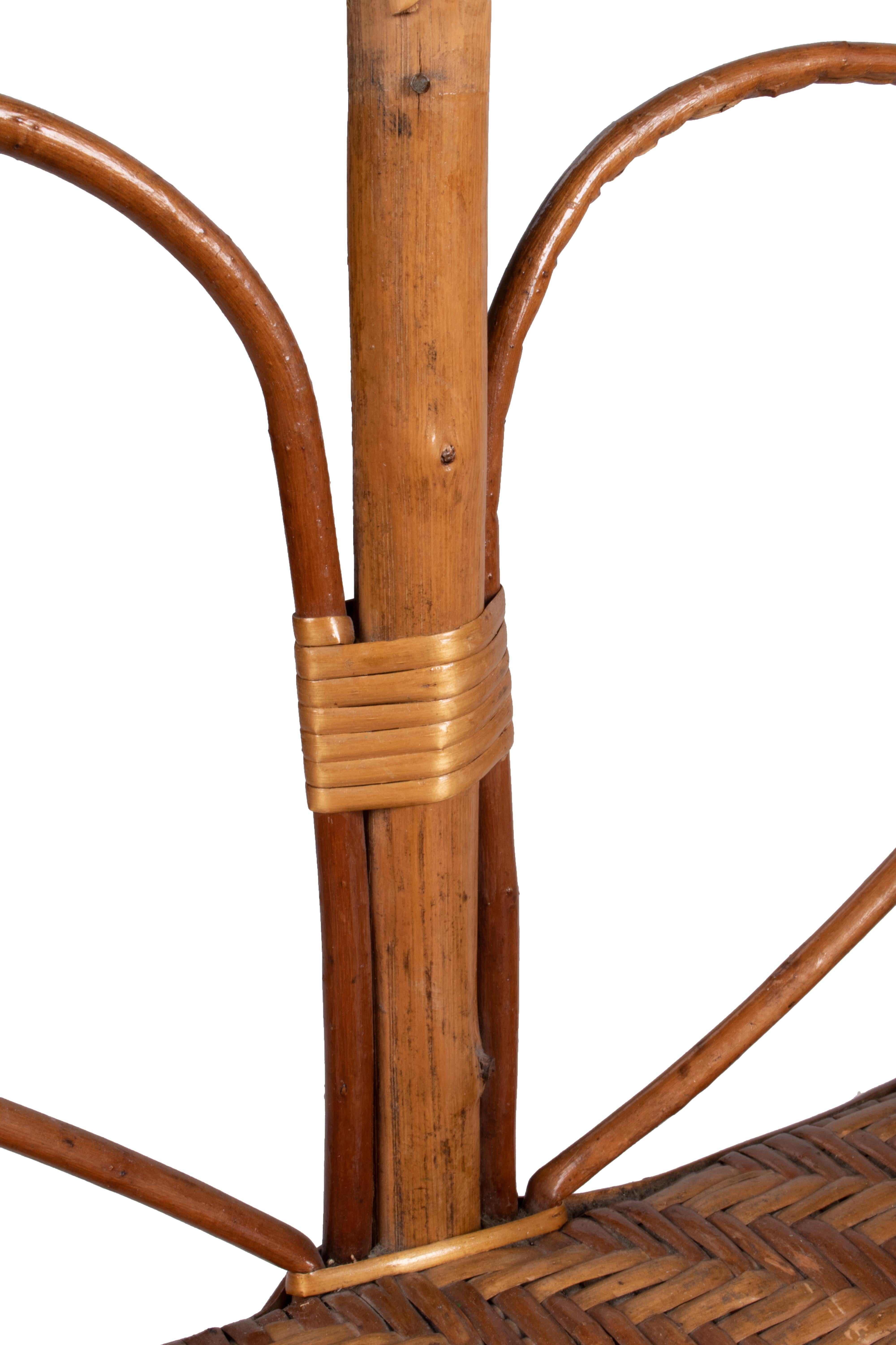 Paire de chaises espagnoles des années 1950 en osier sur cadre en bois en vente 2