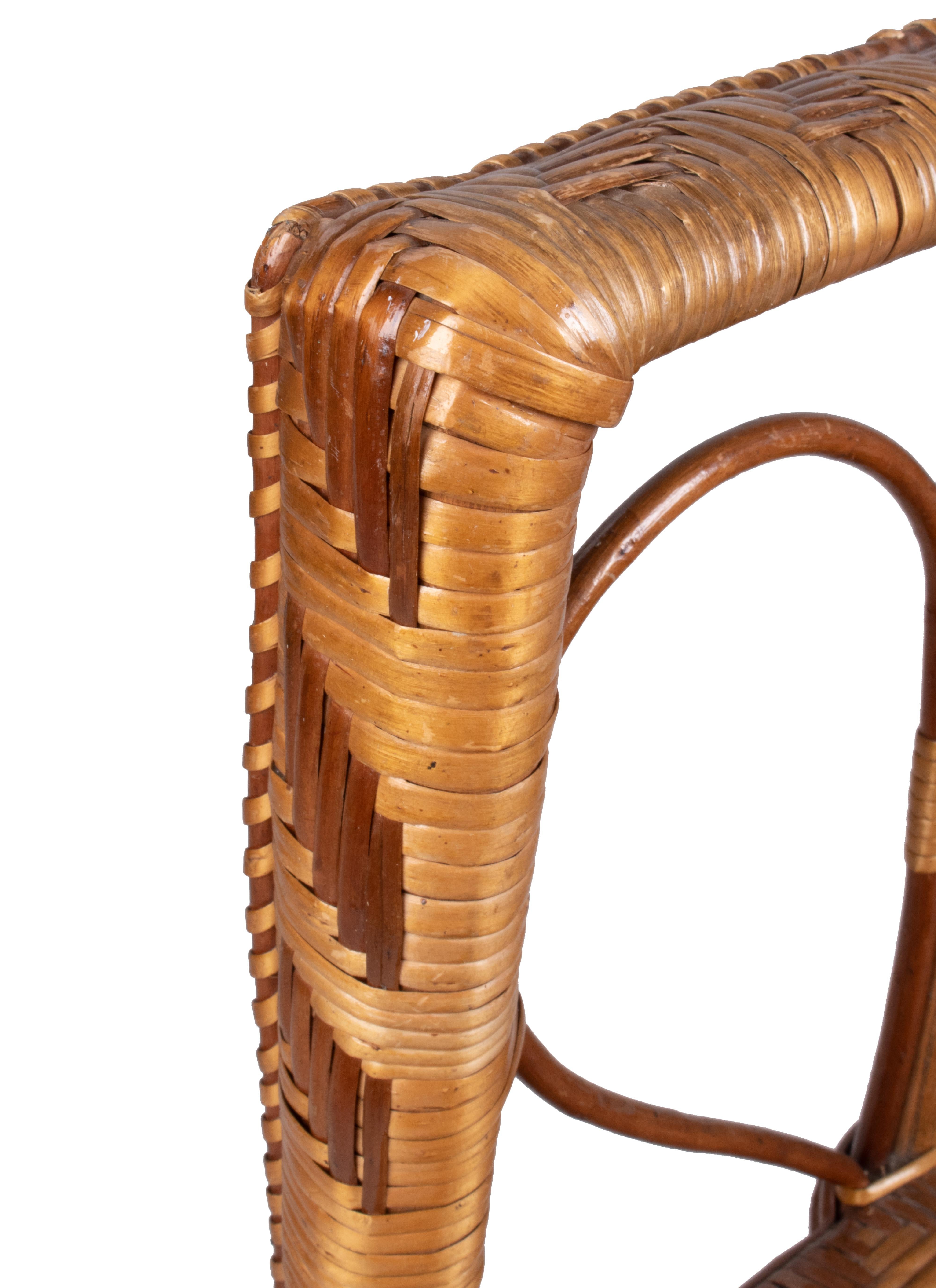 Paire de chaises espagnoles des années 1950 en osier sur cadre en bois en vente 3