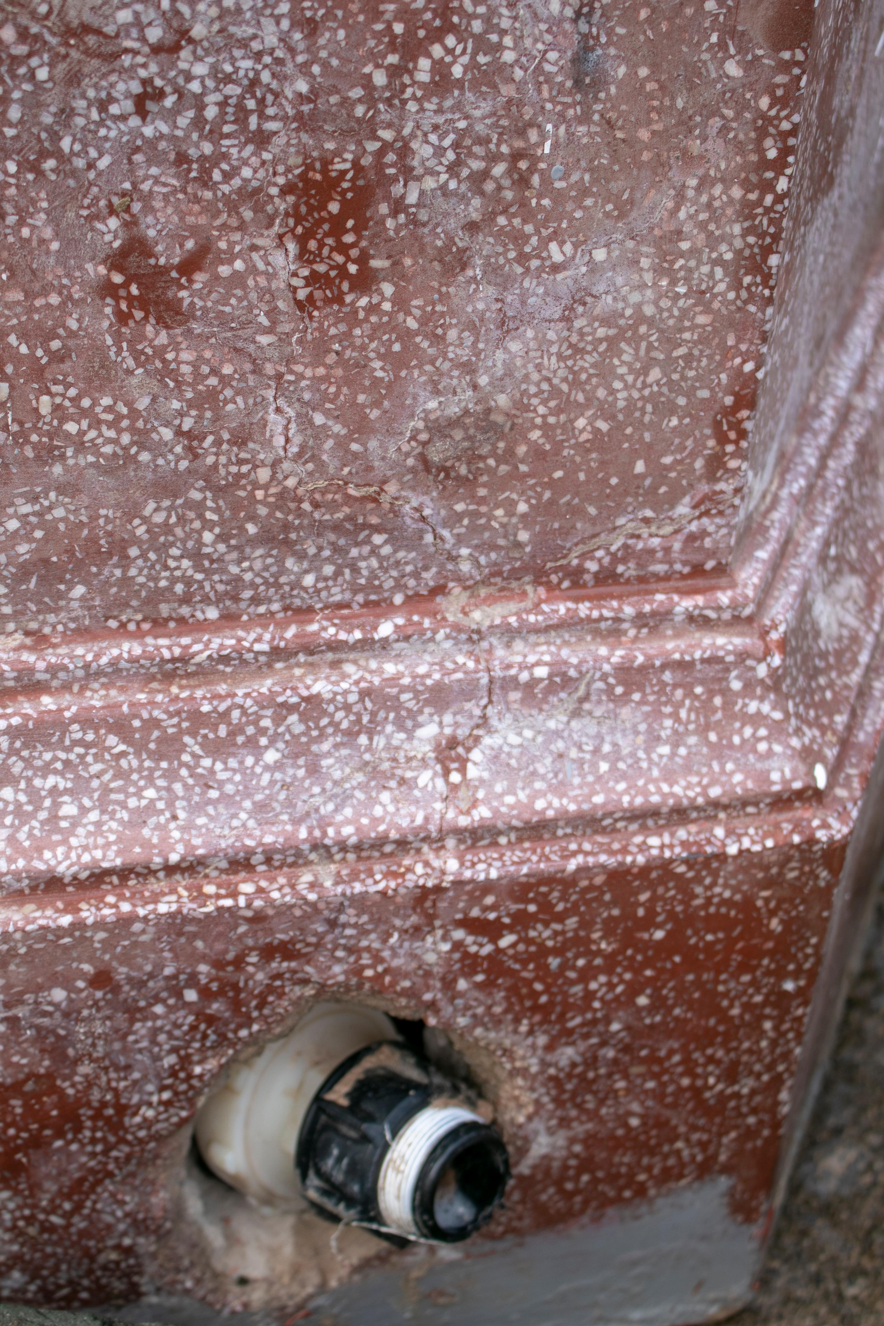 Spanischer roter Wellhead aus wiederverwertetem Stein aus den 1950er Jahren im Angebot 5