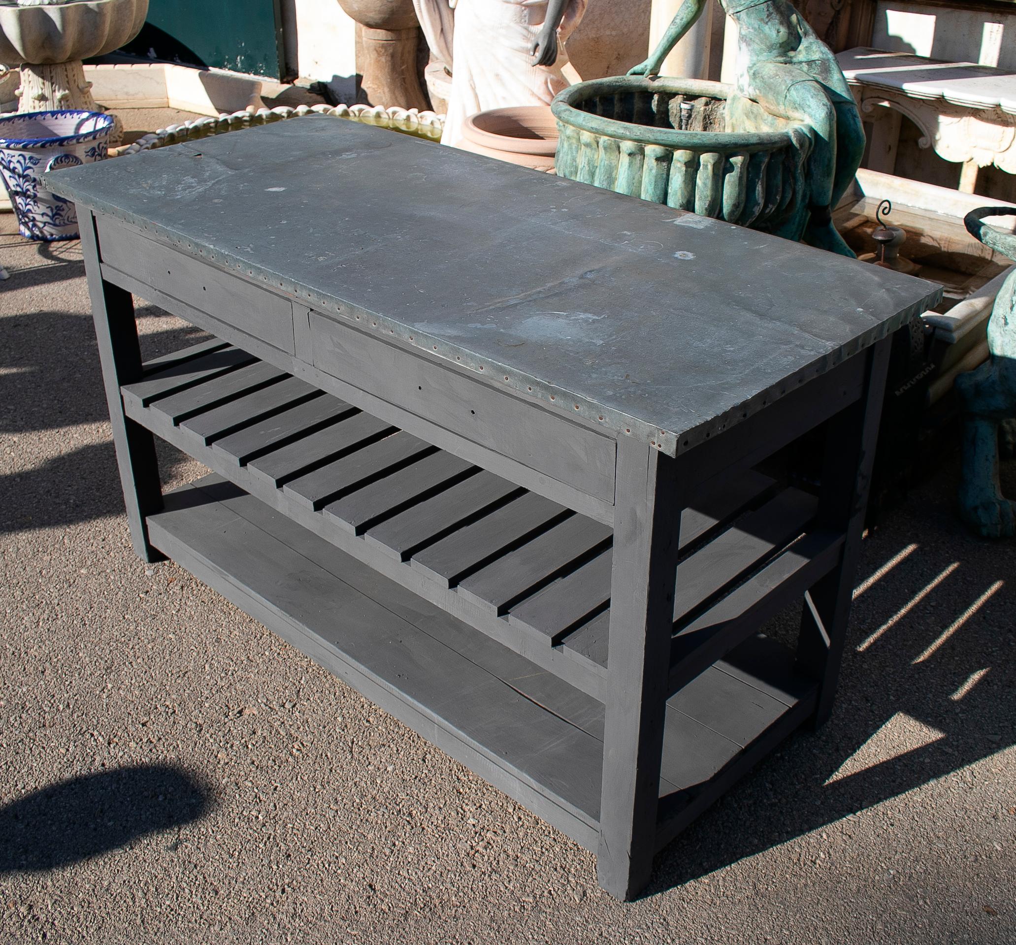 Table industrielle espagnole à deux tiroirs en bois à étagères des années 1950 avec plateau en métal plaqué en vente 1