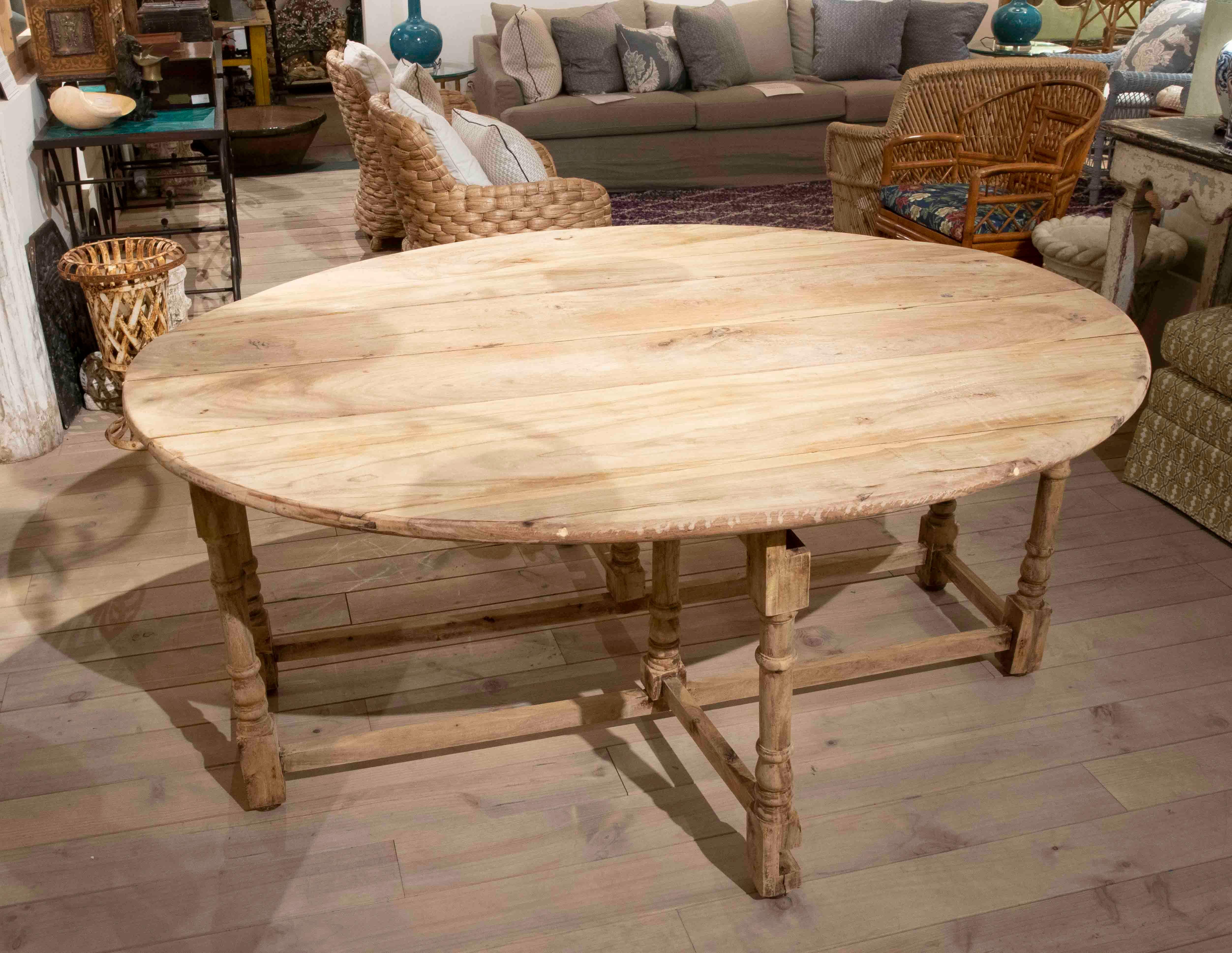 1950s Spanish Wooden Oval Wing Table with Turned Legs In Good Condition For Sale In Marbella, ES