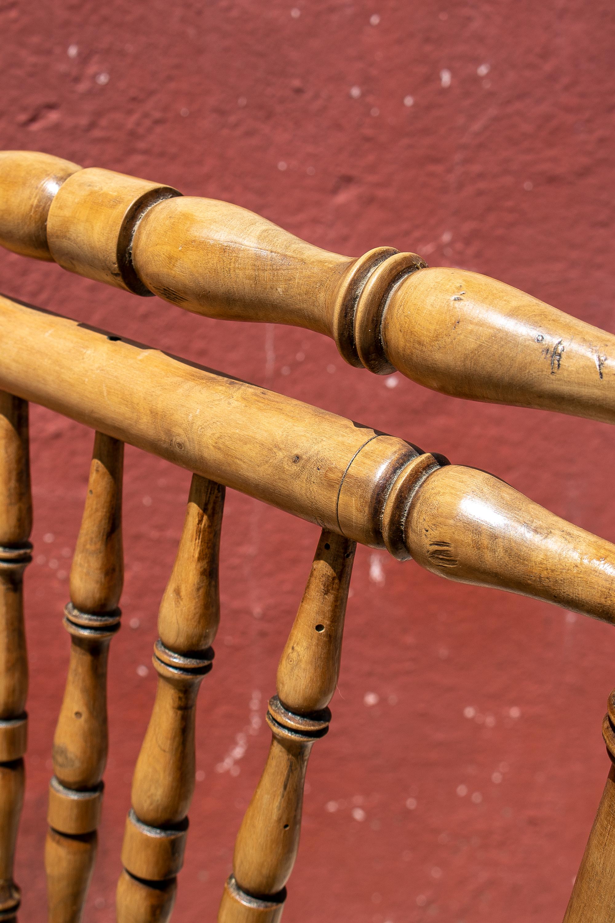 Sillón de madera de los años 50 con patas de huso y fondo de cuerda tejida española en venta 5