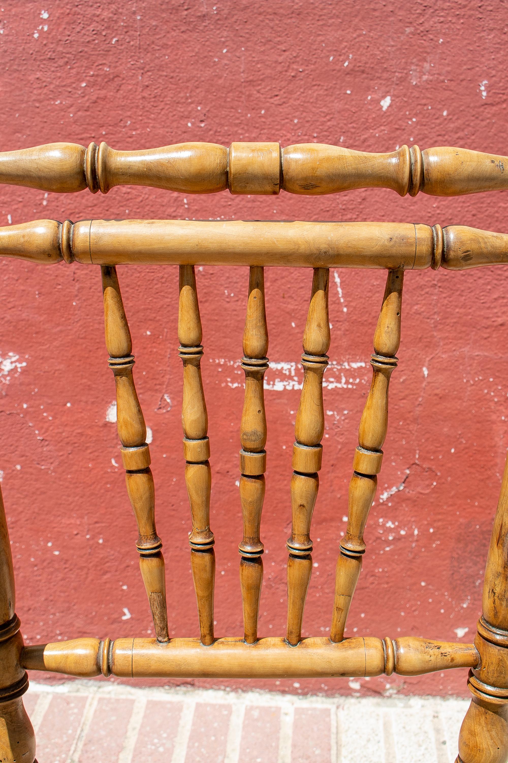 Sillón de madera de los años 50 con patas de huso y fondo de cuerda tejida española en venta 10