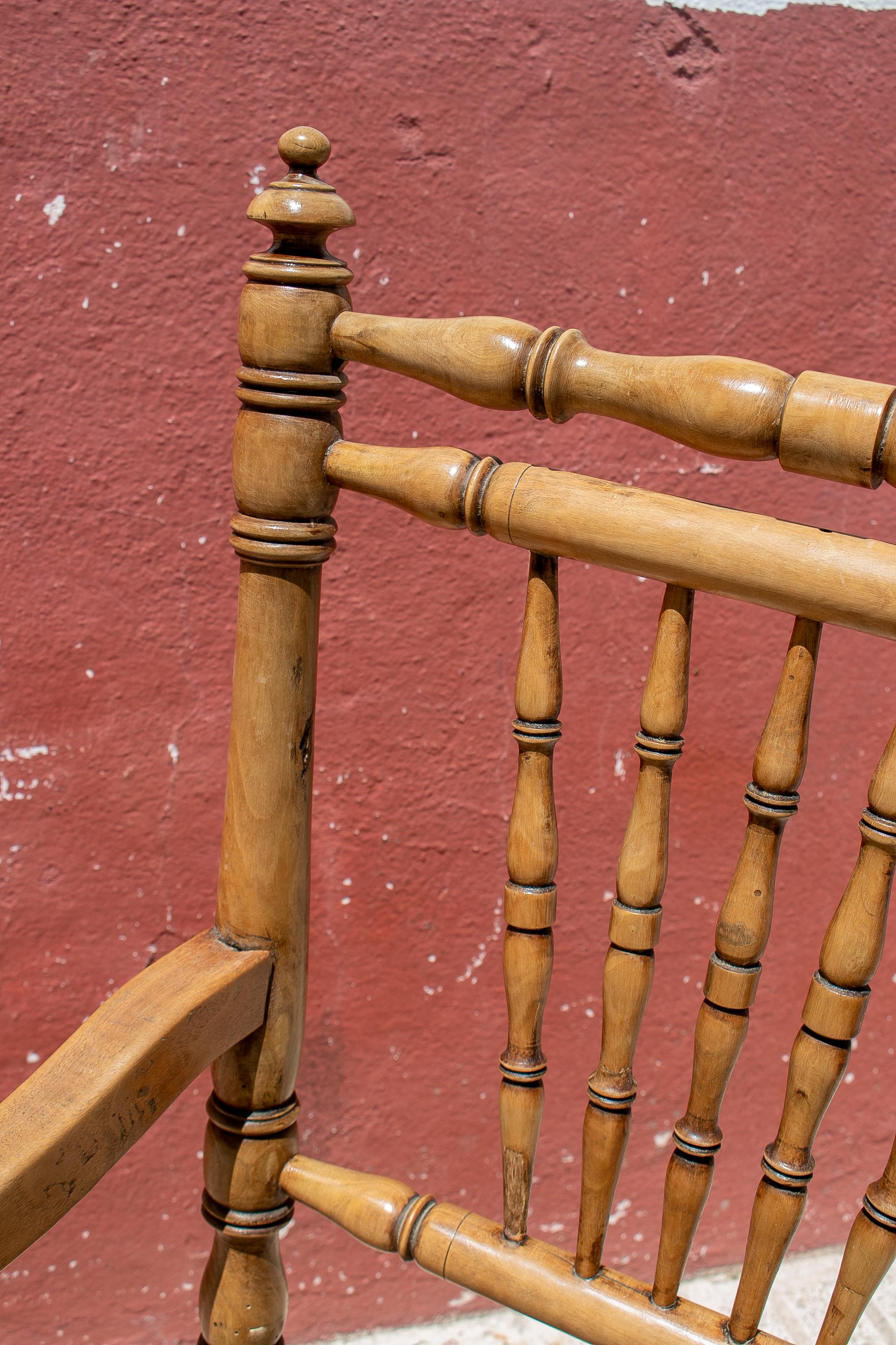 Sillón de madera de los años 50 con patas de huso y fondo de cuerda tejida española en venta 2