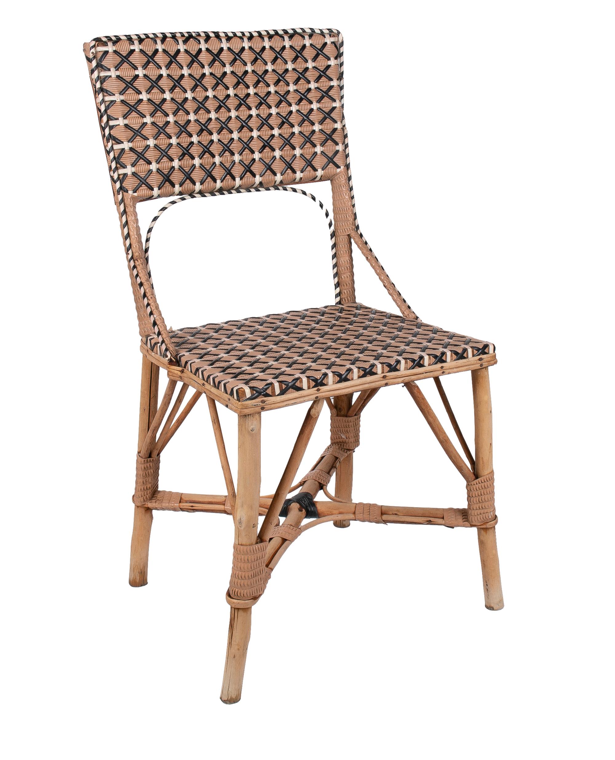 Vintage 1950s Spanish woven wicker on wood set of 2-chairs with table

Table measurements: 62 x 61 x 42cm
Chairs measurements: 87x41 x 46cm.