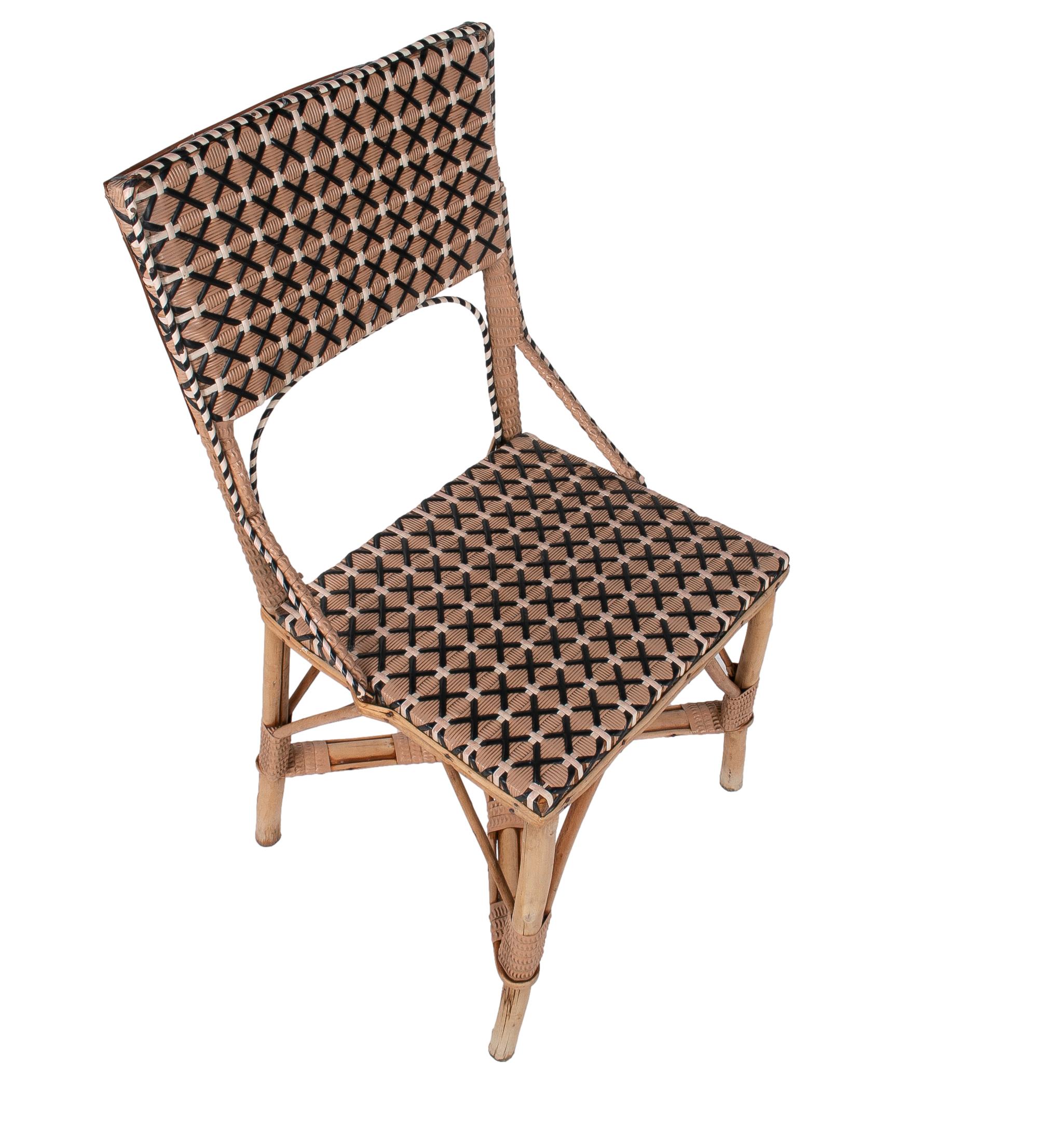 1950s Spanish Woven Wicker on Wood Set of 2-Chairs w/ Table In Good Condition In Marbella, ES