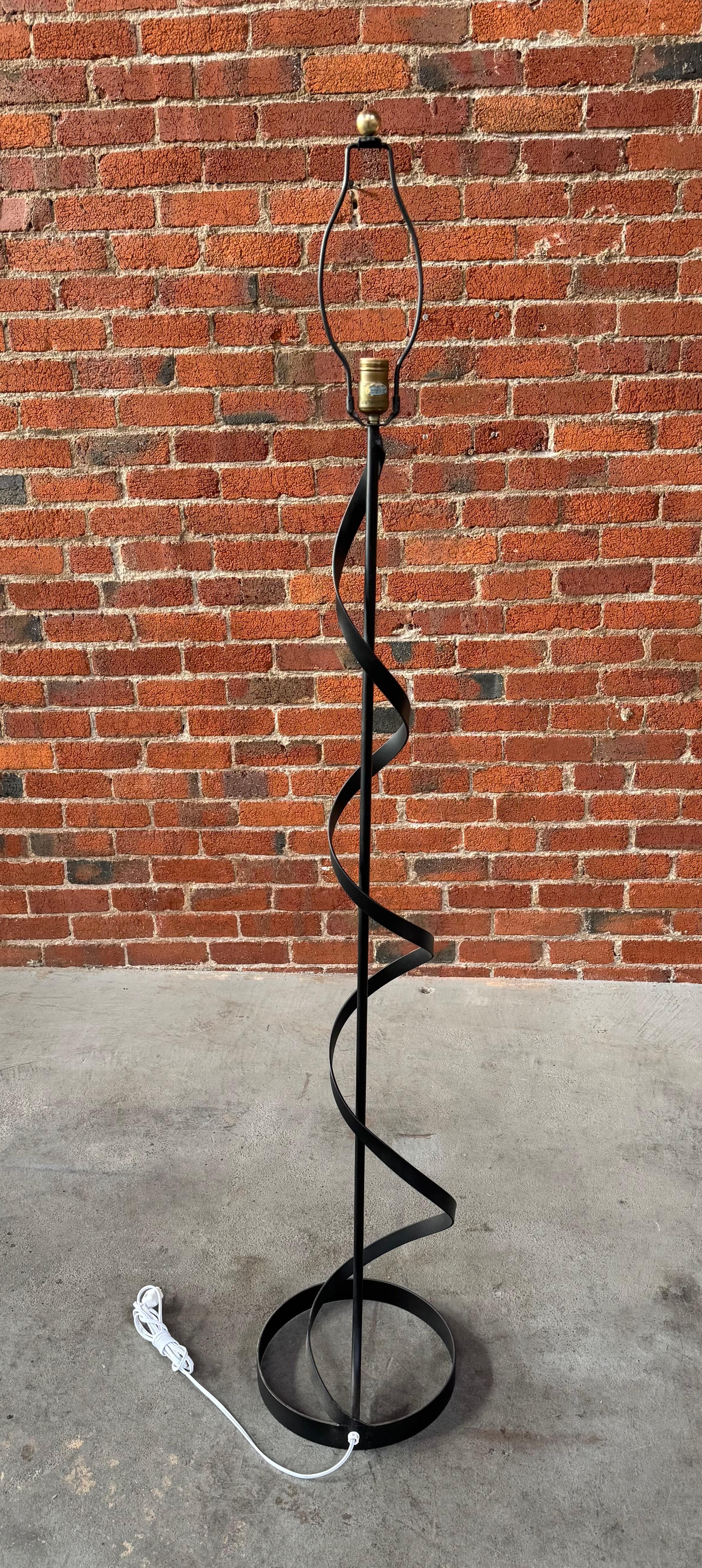 Lámpara de pie de hierro modernista en espiral de los años 50 Moderno de mediados de siglo en venta