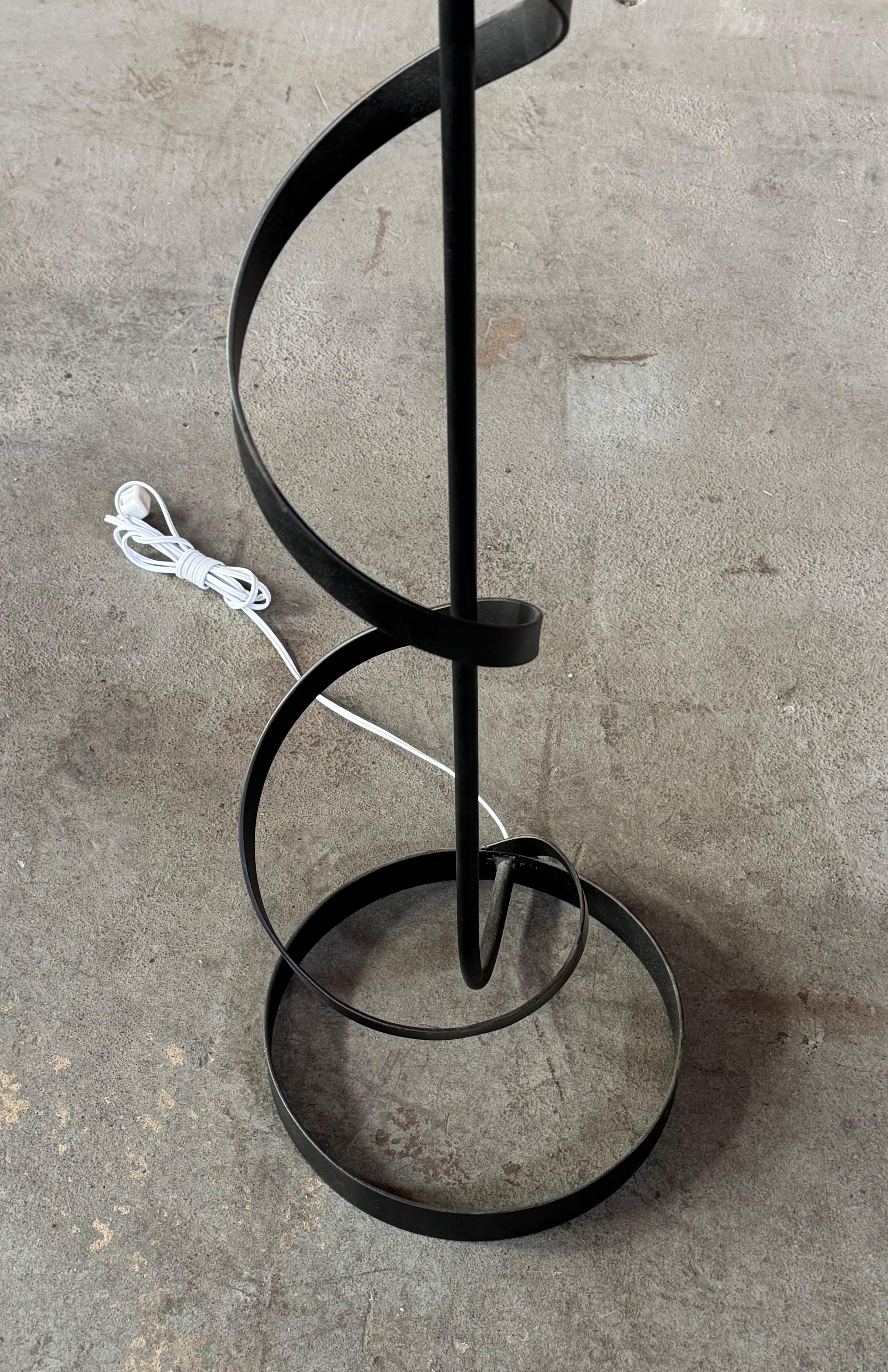 Lámpara de pie de hierro modernista en espiral de los años 50 Estadounidense en venta