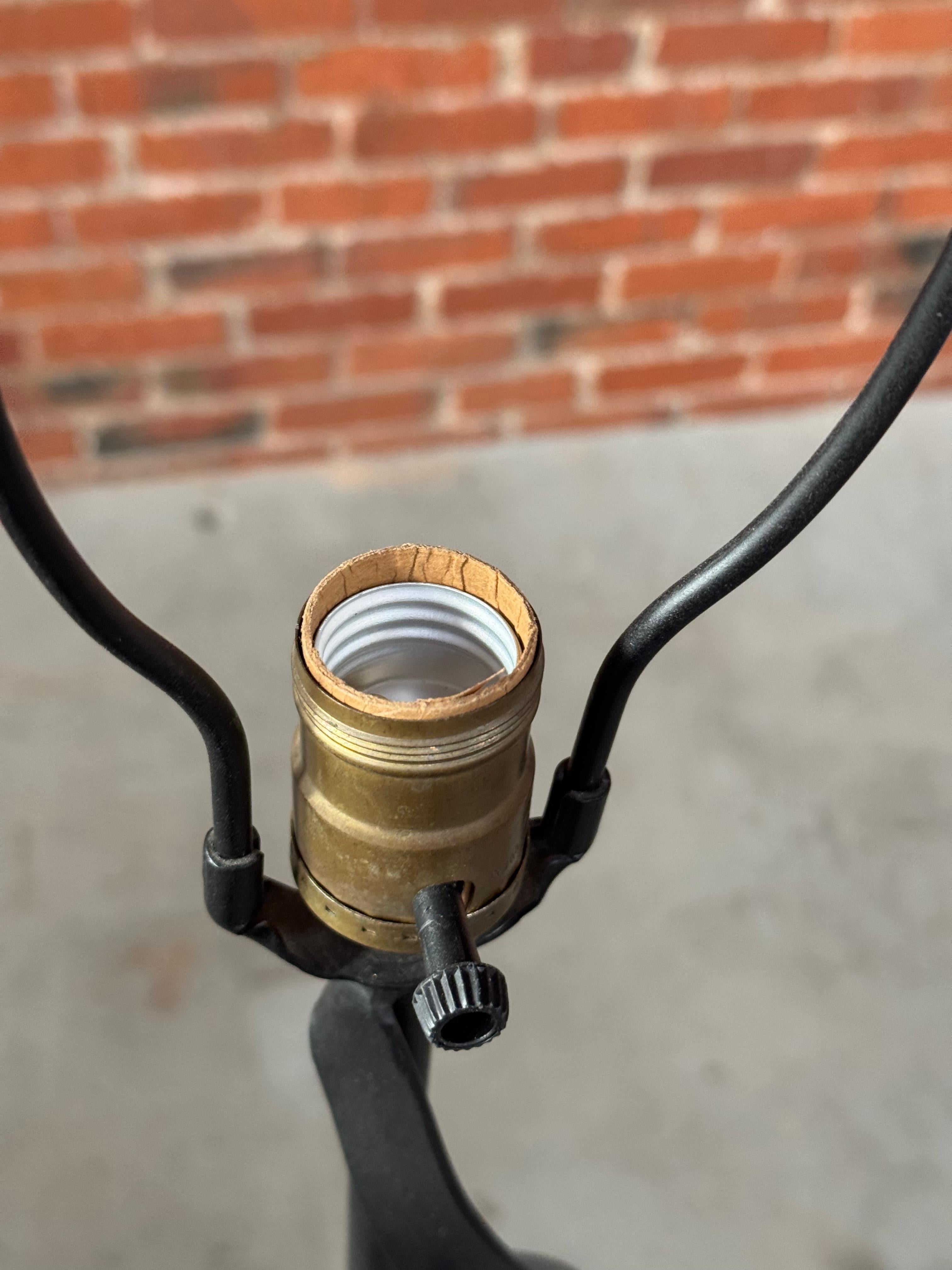 Lámpara de pie de hierro modernista en espiral de los años 50 Hecho a mano en venta