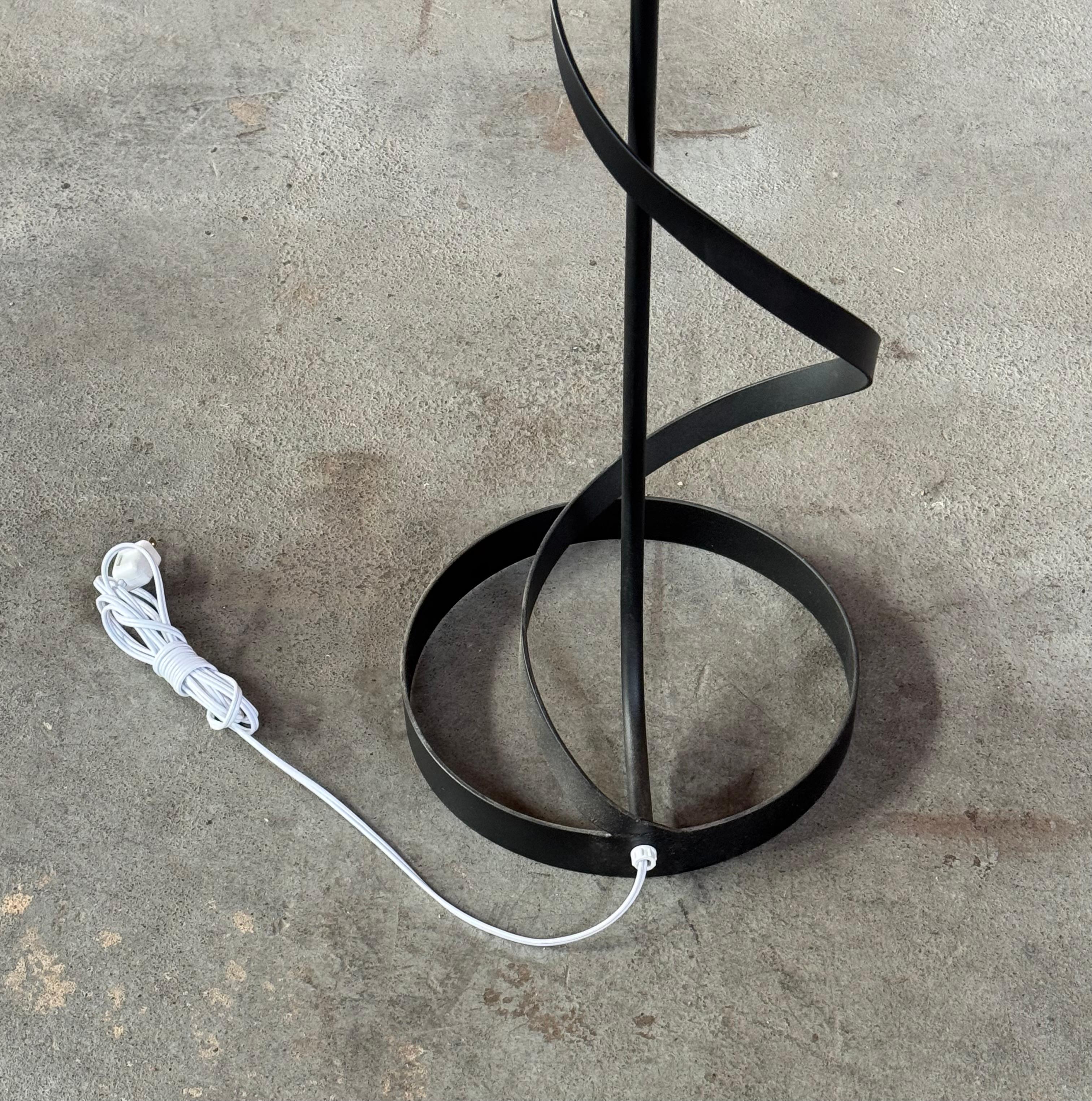 Lámpara de pie de hierro modernista en espiral de los años 50 en Bueno estado para la venta en Oakland, CA