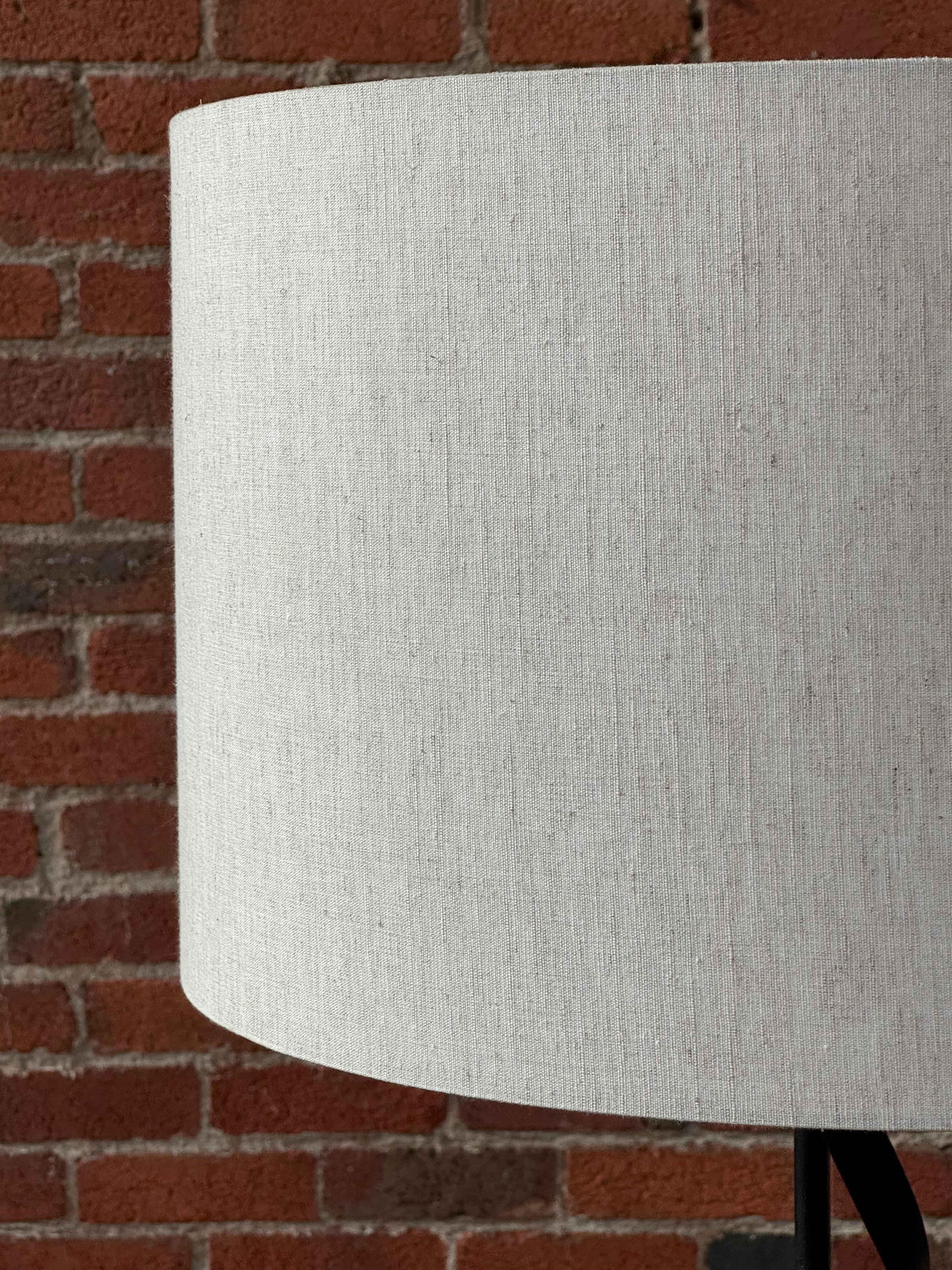 Lámpara de pie de hierro modernista en espiral de los años 50 mediados del siglo XX en venta