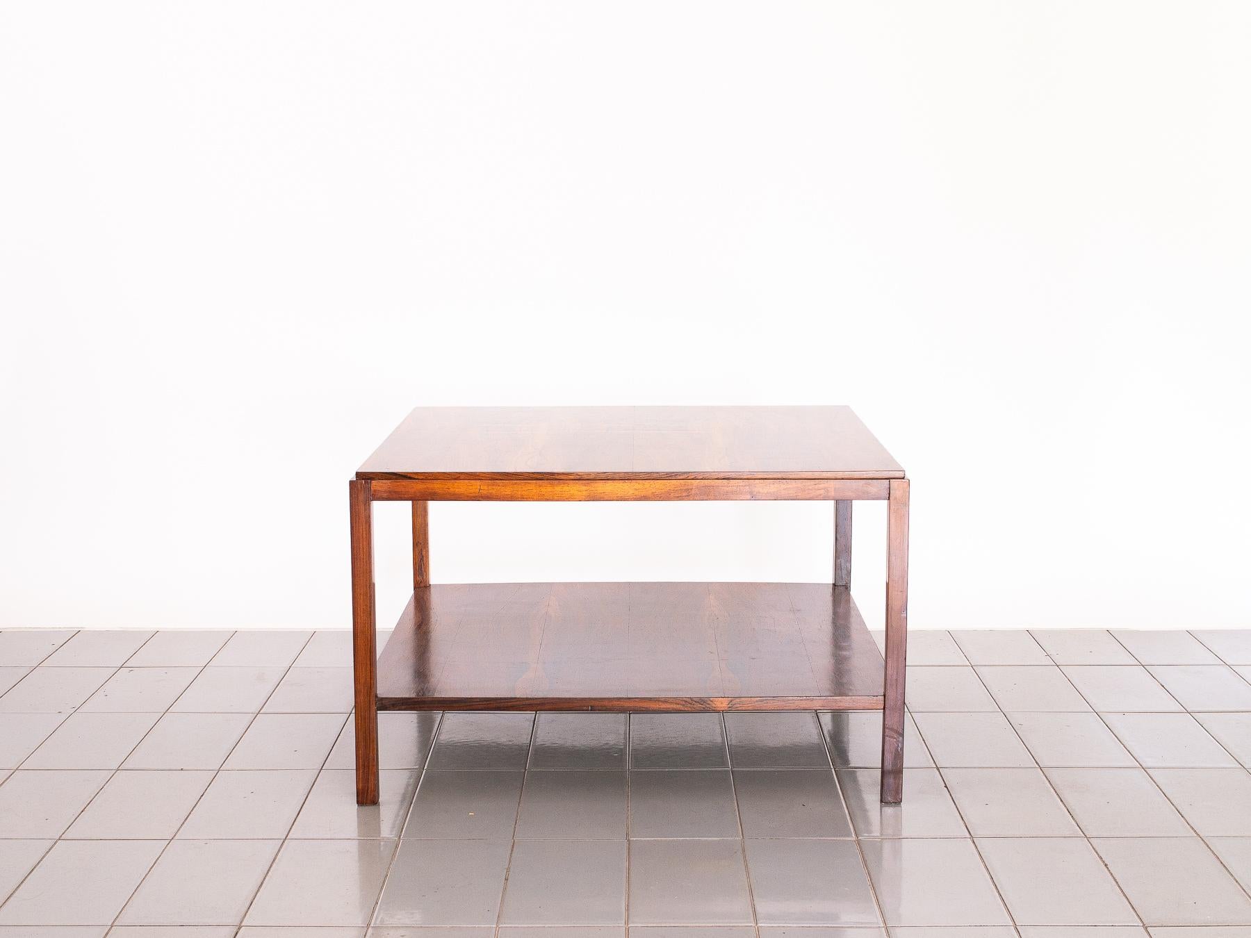 Amazing grain on this large side table designed by Sergio Rodrigues and retailed by Móveis Ambiente in São Paulo, late 1950s. The large square format with two tops makes it a perfect table for books and big table lamps.

