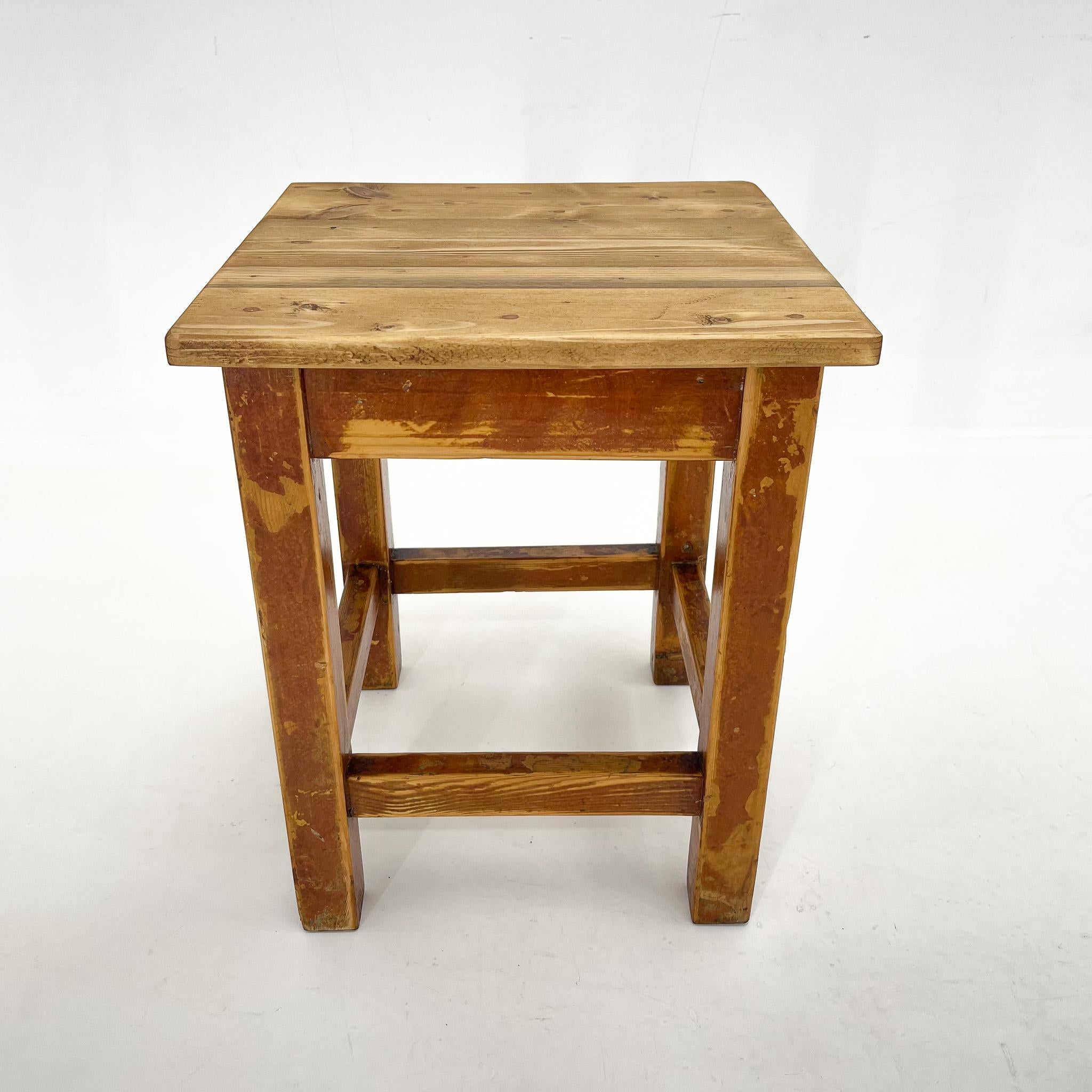 Vintage-Hocker aus Holz mit Originallackierung. Thorouhly gereinigt, geschliffen und mit einem speziellen Öl behandelt. Guter Vintage-Zustand.