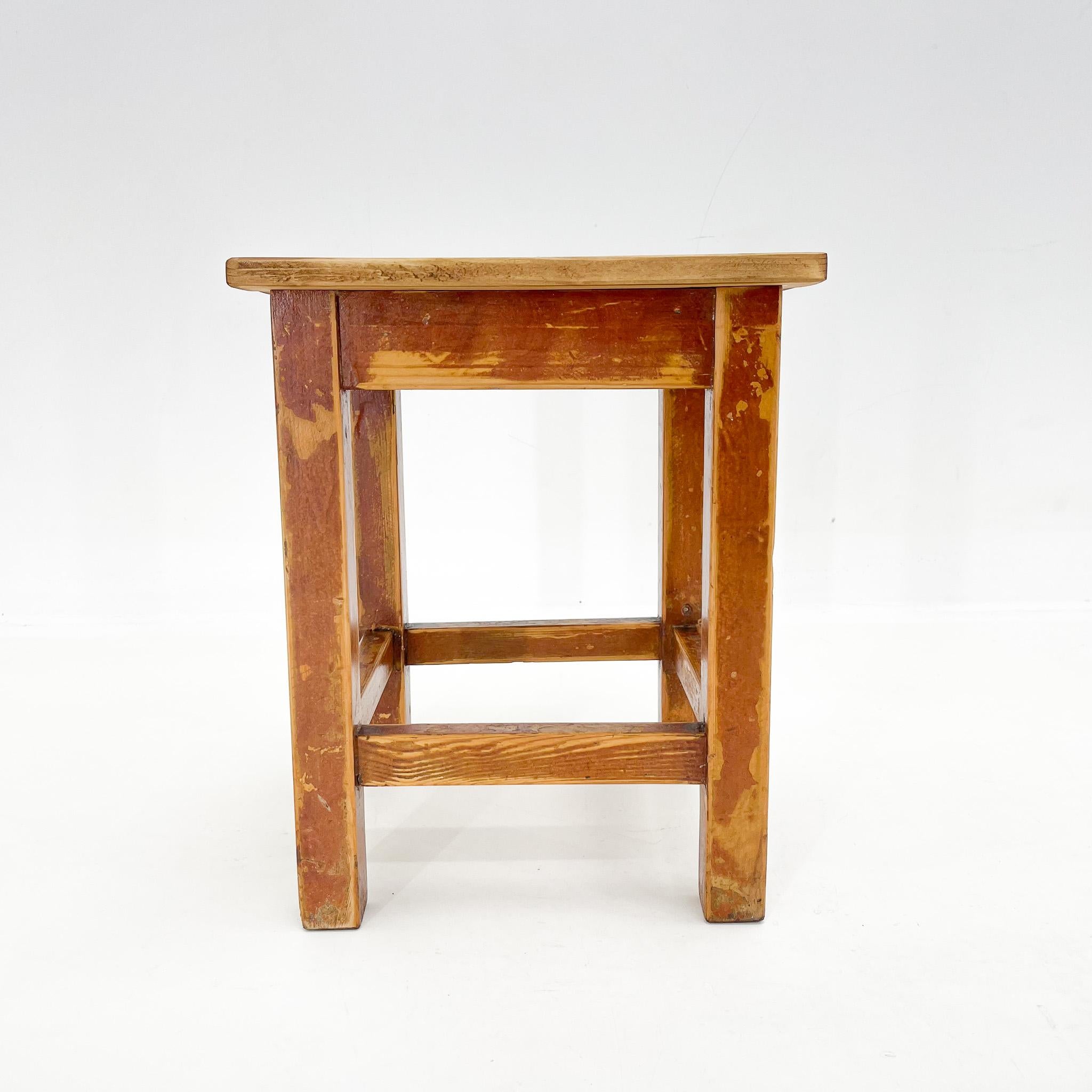 Quadratischer Holzhocker mit Fußstütze aus den 1950er Jahren mit Originalfarbe, Tschechoslowakei (Tschechisch) im Angebot