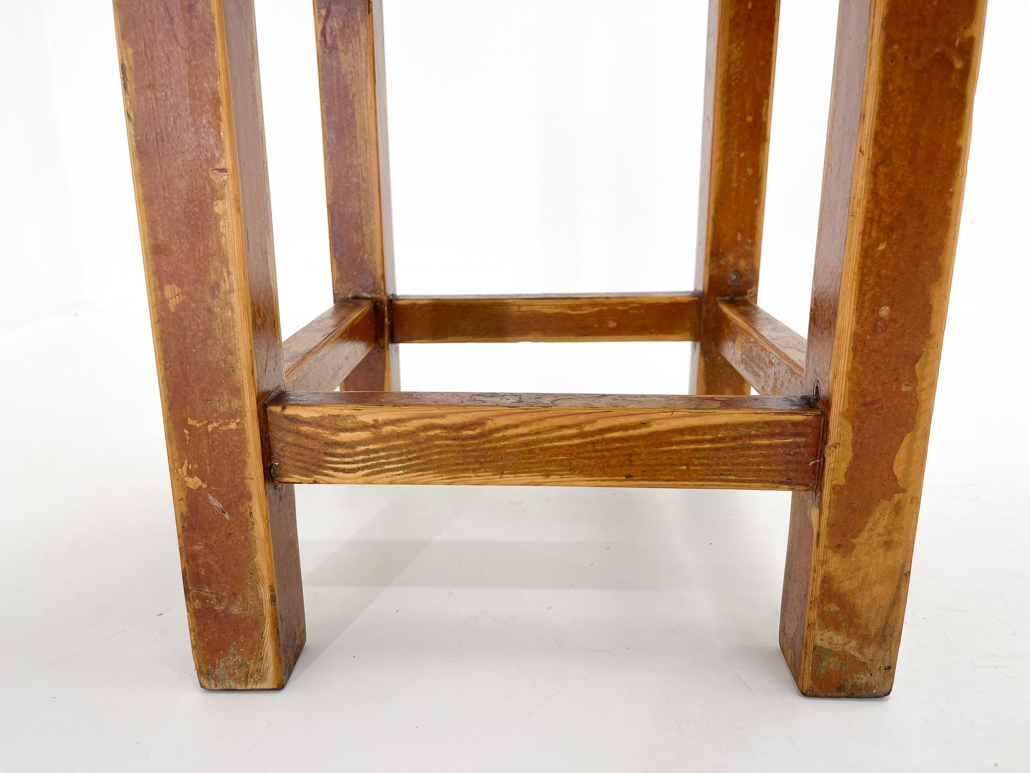 Quadratischer Holzhocker mit Fußstütze aus den 1950er Jahren mit Originalfarbe, Tschechoslowakei im Angebot 1