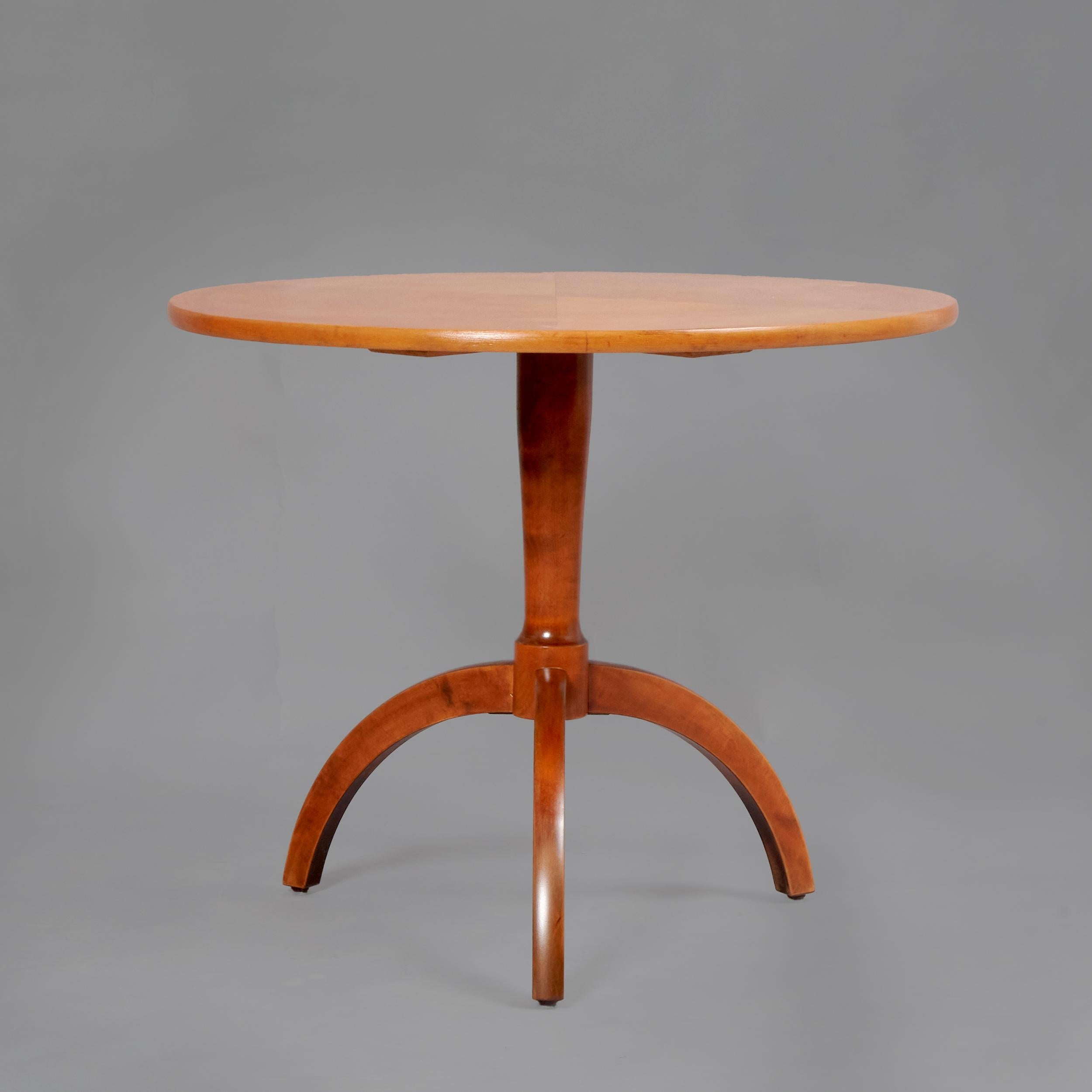 Side table of unknown designer in birch wood. Sweden, 50s
The cover of this table features an original hexagonal composition that, combined with the stained techinique, enhances the Birch grain.
It is in an escellent restrored condition, but may