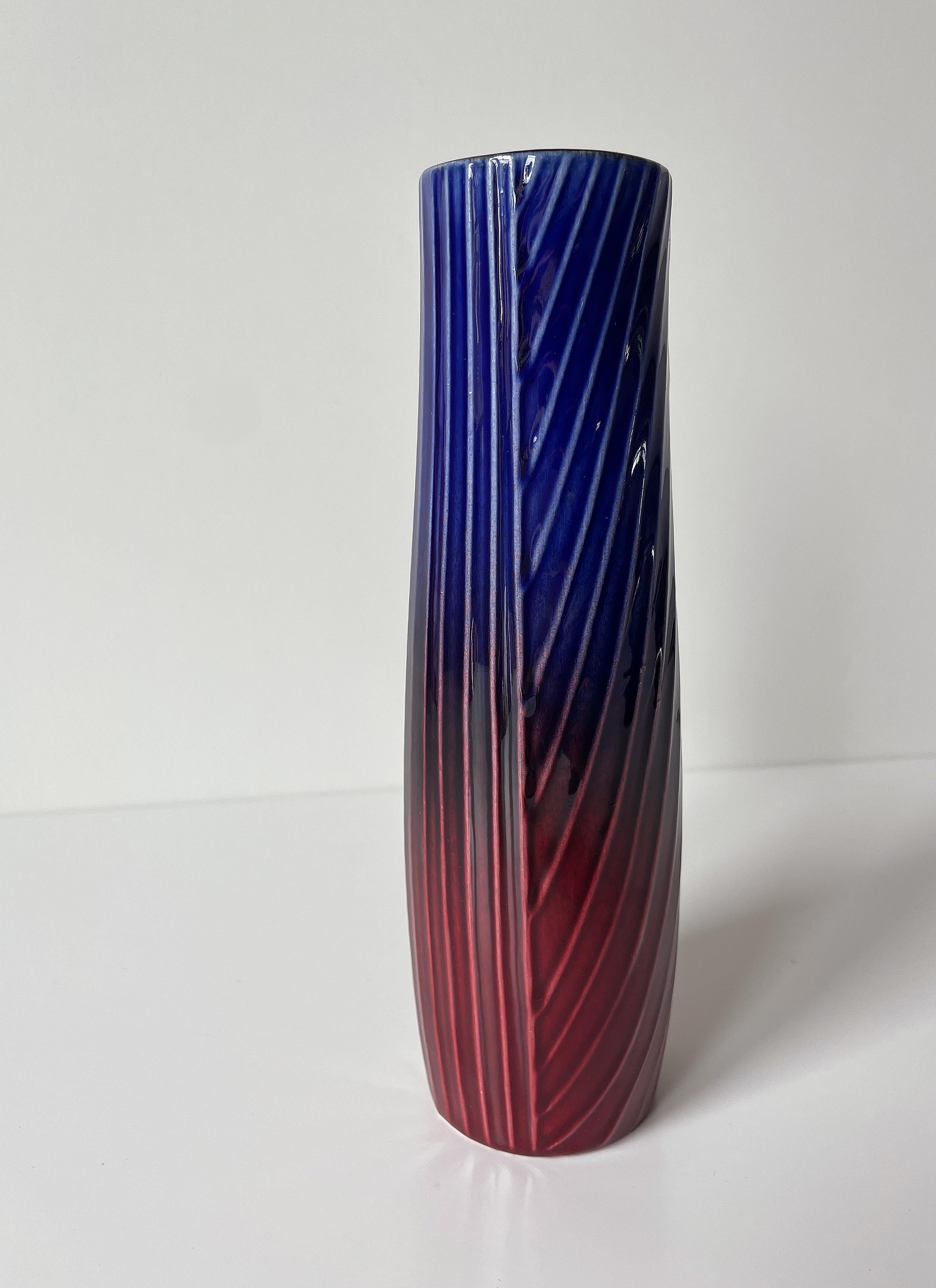 Mid-Century Modern Vase en grès bleu et bourgogne Carl-Harry Stålhane des années 1950, Rörstrand en vente
