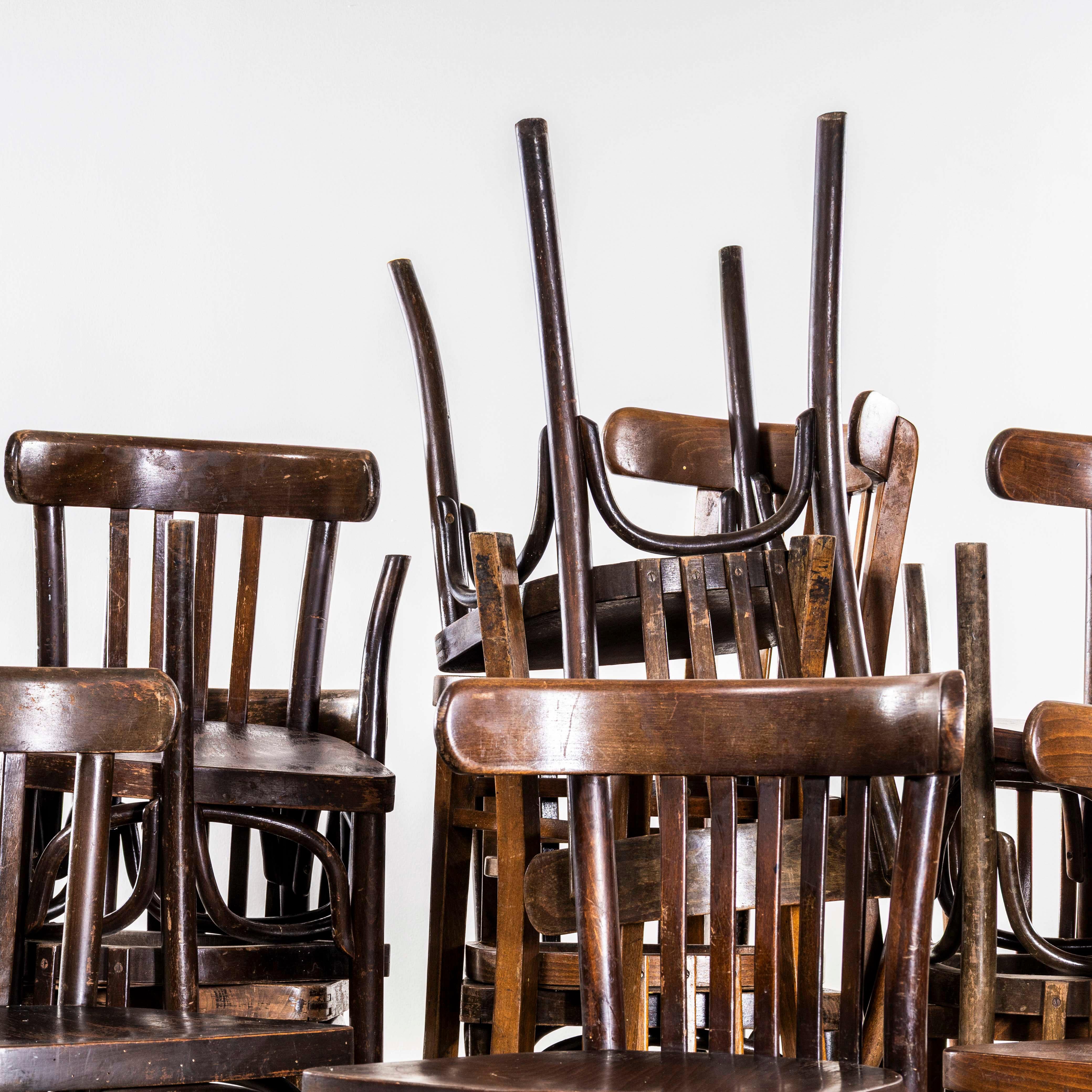 1950's Standard Classic Dark Oak Bistro Esszimmerstühle - flacher Sitz (Buchenholz) im Angebot