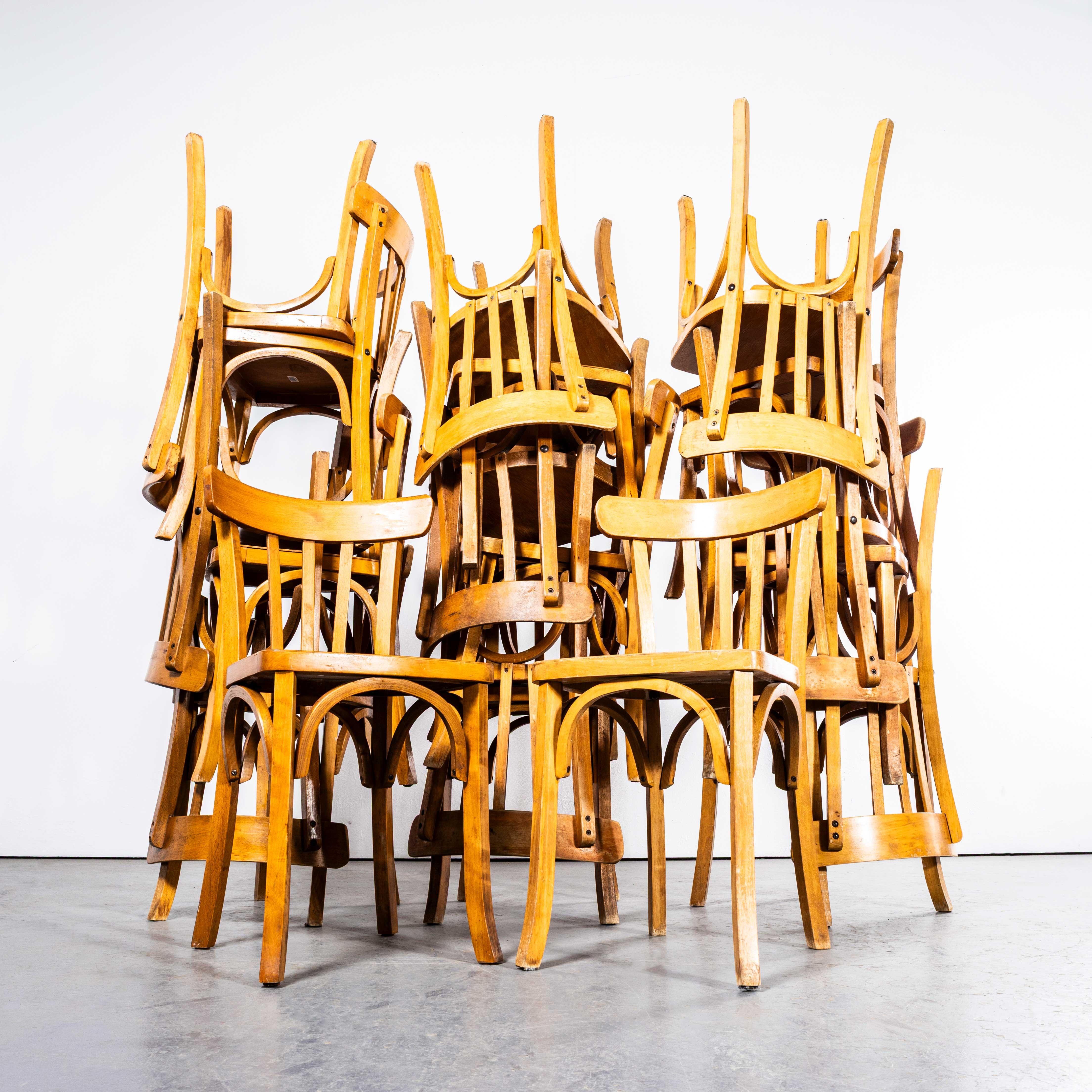 Sillas de comedor francesas Bistro Blonde de asiento plano estándar de los años 50. 

El proceso de curvar haya con vapor para crear sillas elegantes fue descubierto y desarrollado por Thonet, pero cuando sus patentes expiraron en 1869 muchas