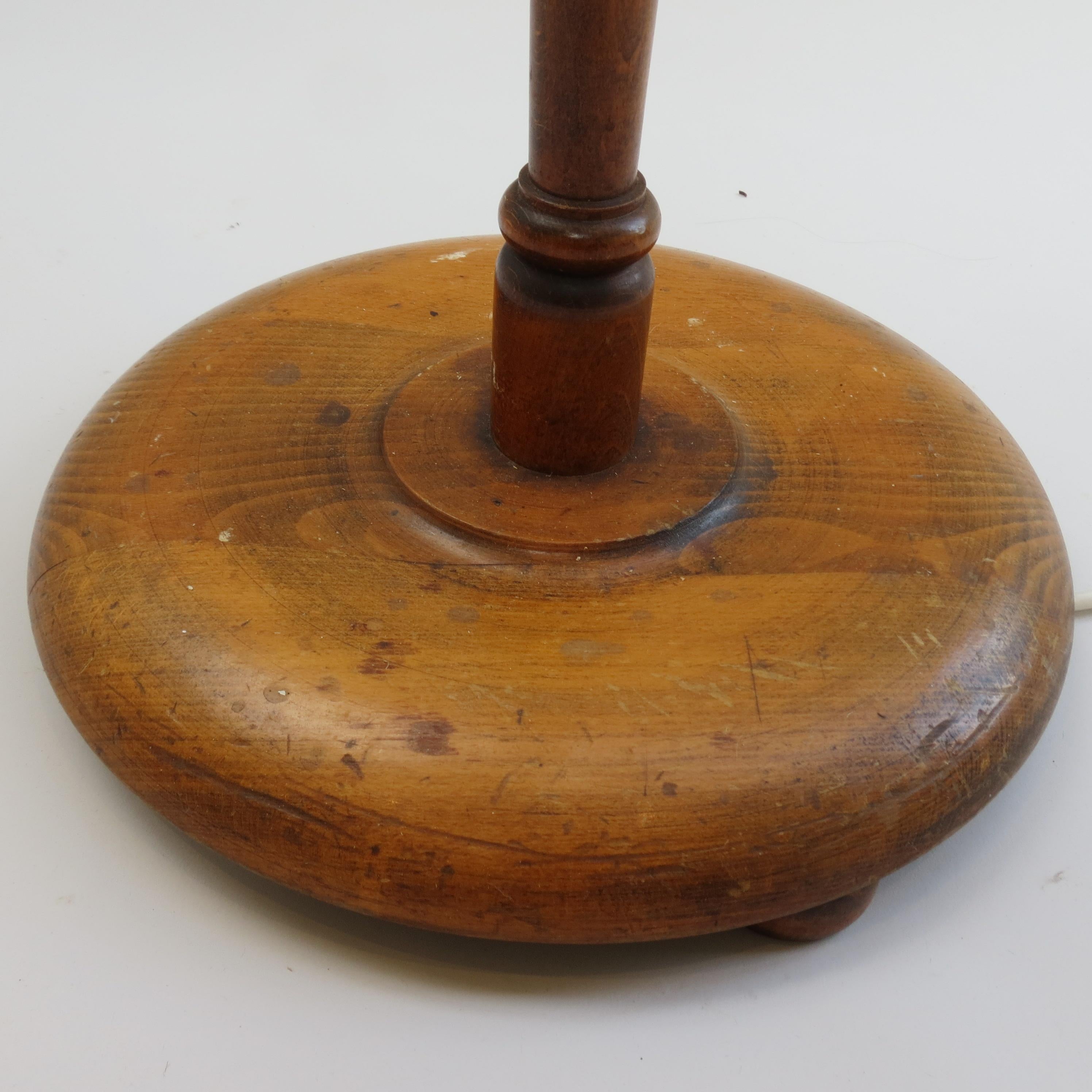 Splendida lampada standard, con base tornita in faggio massiccio e paralume vintage con fiori secchi.

In ottime condizioni, appena ricablata. Segni di patina sulla base in legno.

La lampada Beeche si svita e si scompone per facilitarne la