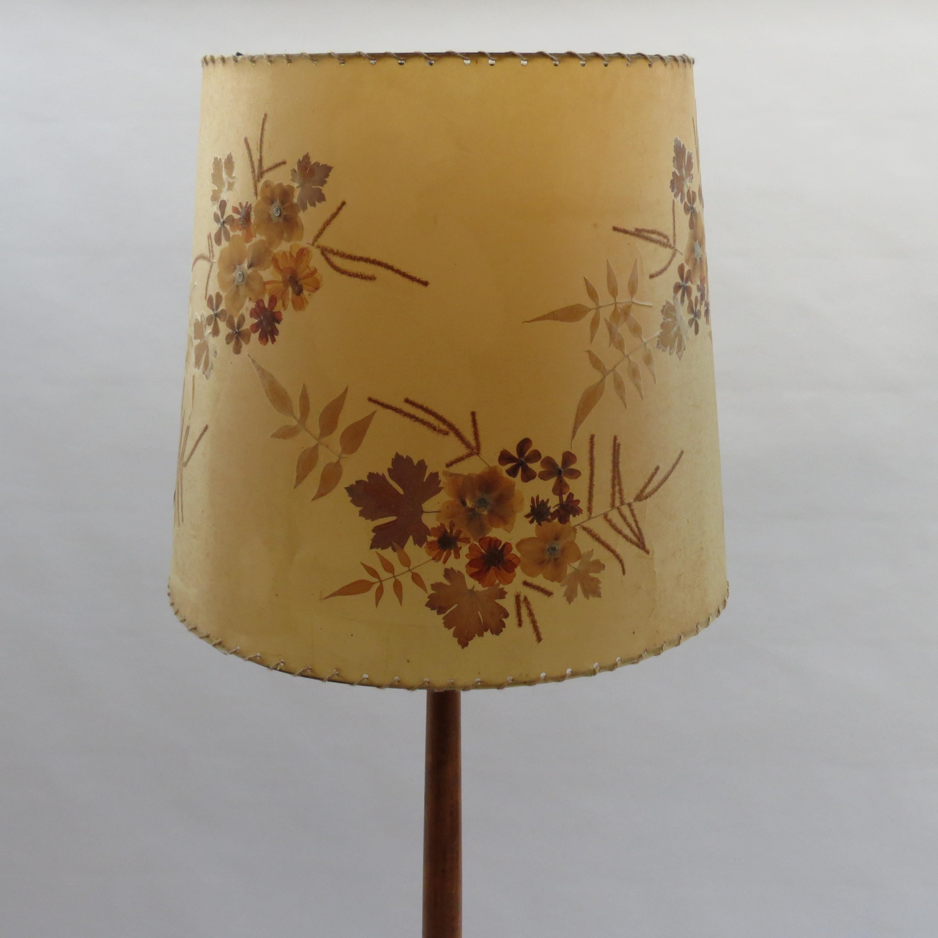 Faggio Lampada standard degli anni '50 con paralume di fiori secchi in vendita
