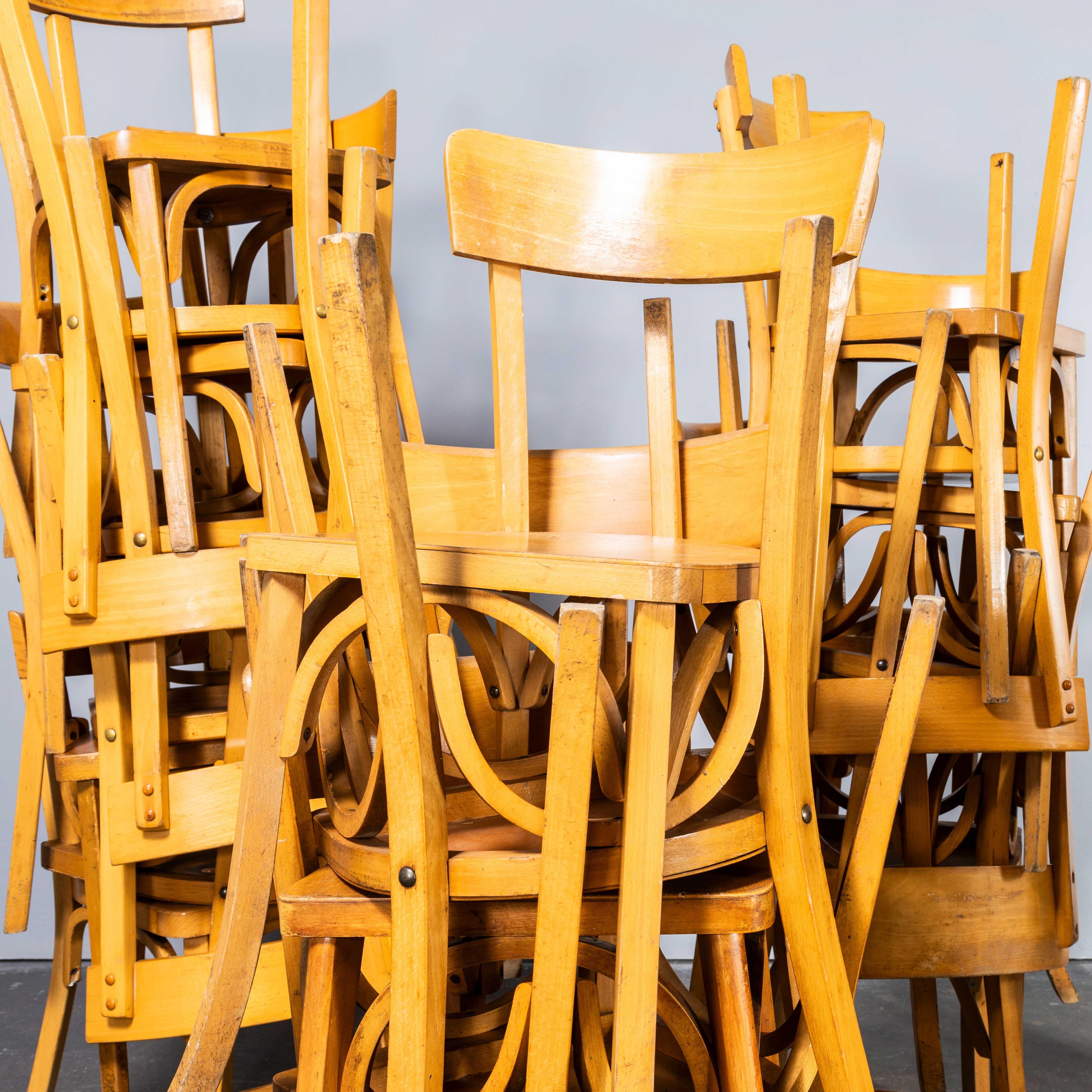 Sedie da pranzo standard a barra singola bionde francesi miste degli anni '50 - Buone quantità disponibili.

Sedie da pranzo standard a barra singola bionde francesi miste degli anni '50 - Buone quantità disponibili. Questo annuncio si riferisce
